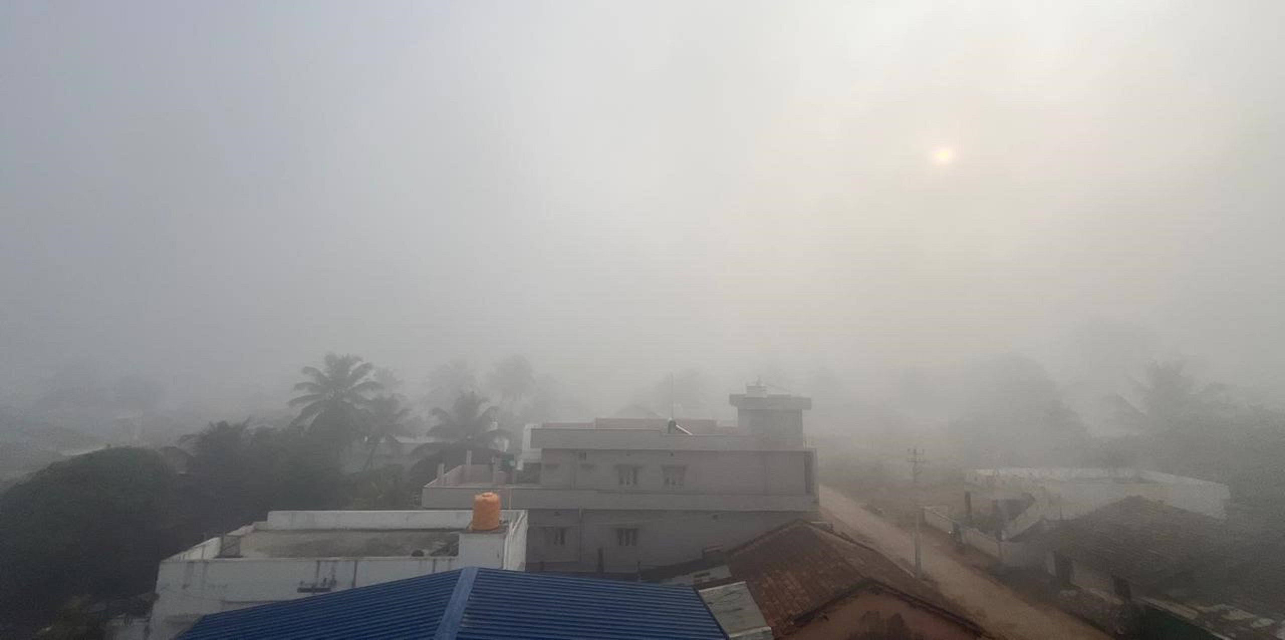 ಸಾಸ್ವೆಹಳ್ಳಿ ಸಮೀಪದ ಹನುಮನಹಳ್ಳಿ ಗ್ರಾಮದ ಬಳಿ ಬೆಳಿಗ್ಗೆ ಇಬ್ಬನಿ ಆವರಿಸಿದ್ದರಿಂದ ಸೂರ್ಯಾಸ್ತ ಅಸ್ಪಷ್ಟವಾಗಿ ಗೋಚರಿಸುತ್ತಿರುವುದು