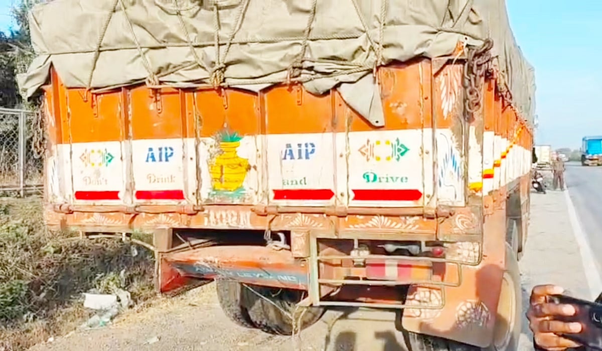 ತುಮಕೂರು: ನಾಲ್ವರ ಪ್ರಾಣಕ್ಕೆ ಕುತ್ತು ತಂದ ಹೆದ್ದಾರಿಯಲ್ಲಿ ನಿಂತ ಲಾರಿ