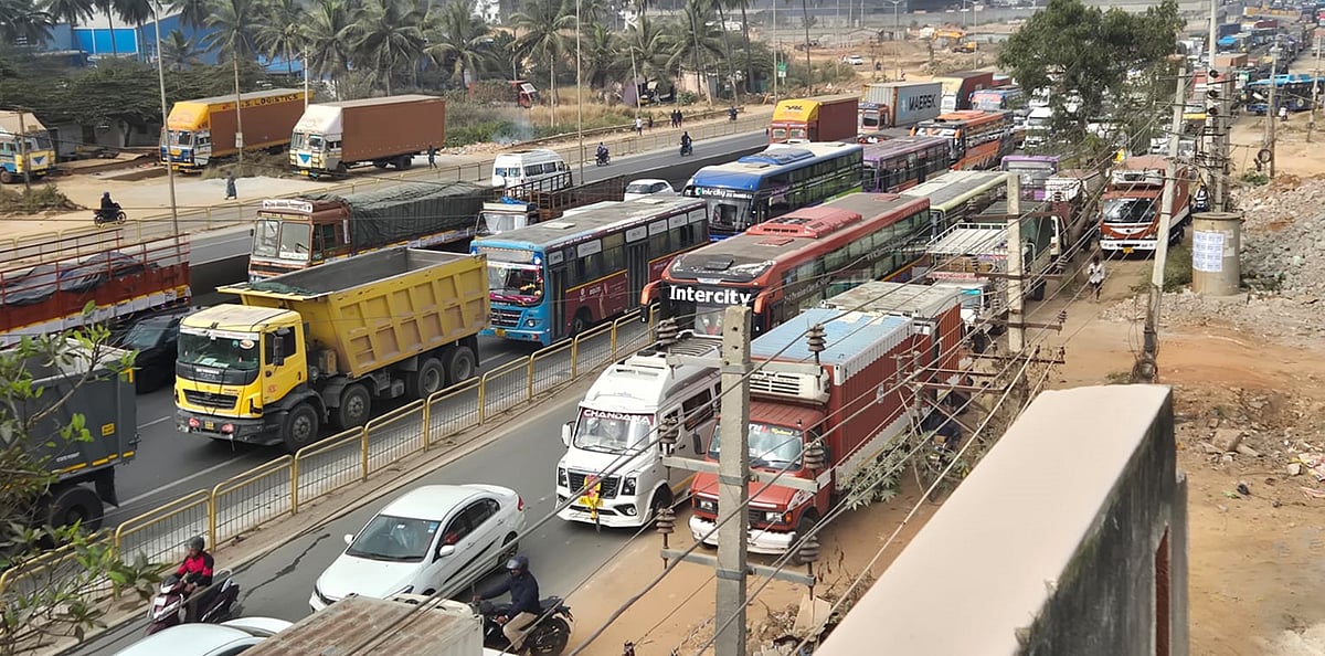 ಆನೇಕಲ್ ರಾಷ್ಟ್ರೀಯ ಹೆದ್ದಾರಿಯಲ್ಲಿ ಆಮೆಗತಿ ಕಾಮಗಾರಿ: ವಾಹನ ಸವಾರರು ಹೈರಾಣ