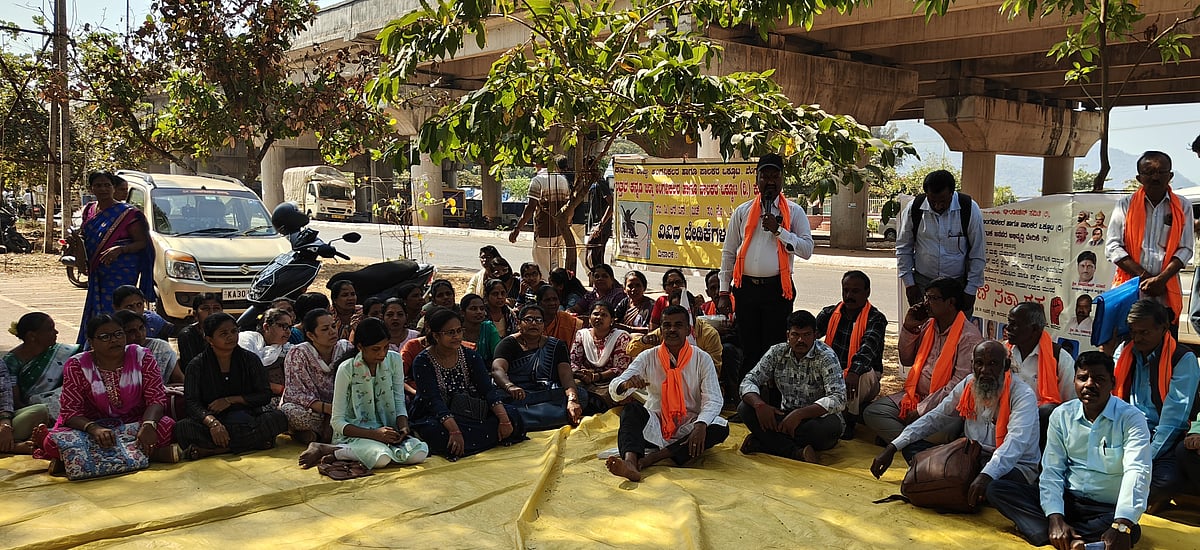 ಕಾರವಾರ: ಠೇವಣಿ ಮೊತ್ತ ಮರಳಿಸಲು ಒತ್ತಾಯ