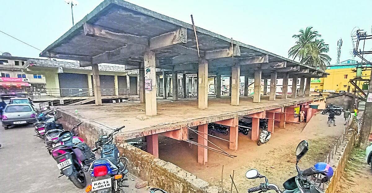 ಸಕಲೇಶಪುರ: 15 ವರ್ಷಗಳಿಂದ ನಿರ್ಮಾಣ ಹಂತದಲ್ಲೇ ಉಳಿದ ಪುರಸಭೆ ವಾಣಿಜ್ಯ ಸಂಕೀರ್ಣ