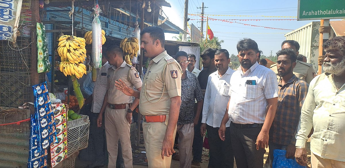 ಹೊಳೆಹೊನ್ನೂರು: ರಸ್ತೆ ಬದಿಯ ಅನಧಿಕೃತ ಅಂಗಡಿ ತೆರವು