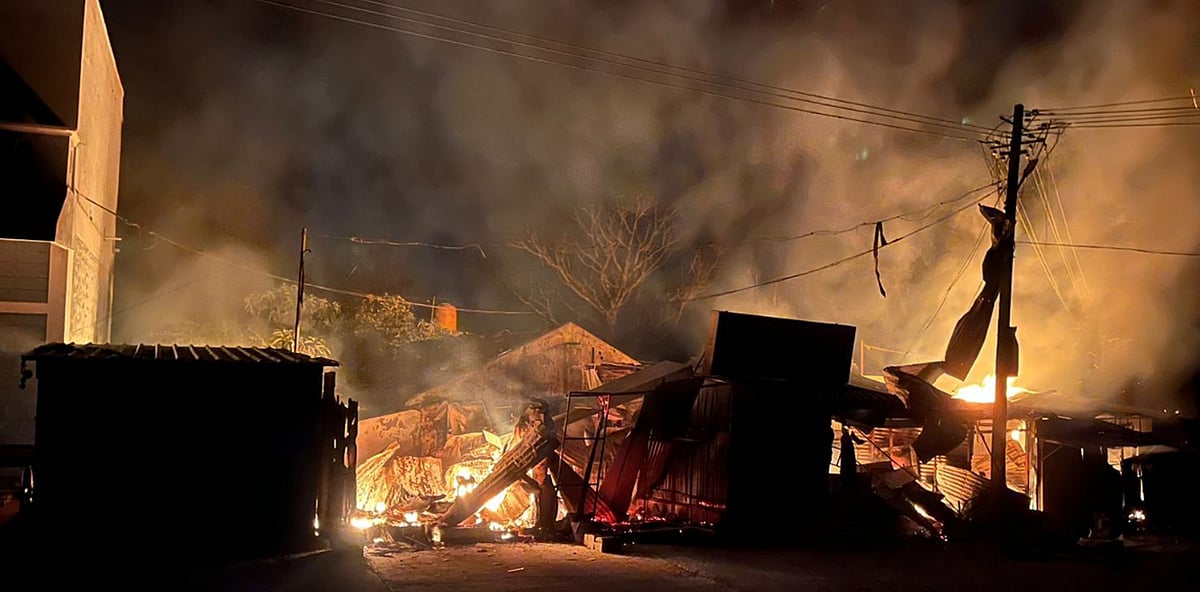ಆಕಸ್ಮಿಕ ಬೆಂಕಿ: 8 ಅಂಗಡಿಗಳು ಭಸ್ಮ