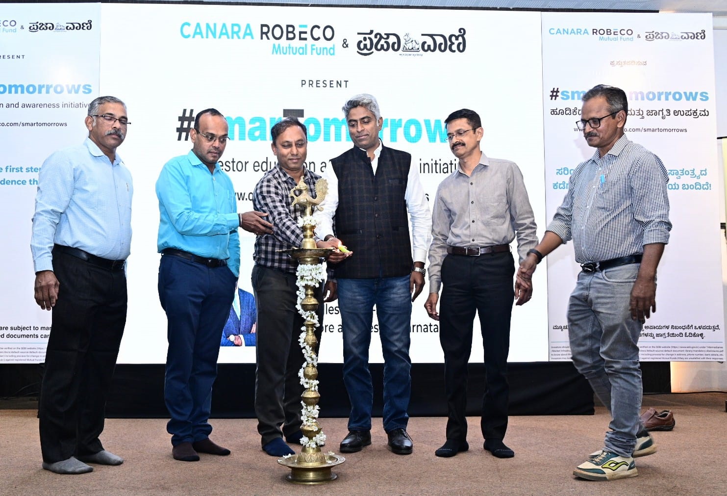 ಹುಬ್ಬಳ್ಳಿಯಲ್ಲಿ ಶುಕ್ರವಾರ ನಡೆದ  ‘#ಸ್ಮಾರ್ಟ್ ಟುಮಾರೊ–ಹೂಡಿಕೆದಾರರ ಶಿಕ್ಷಣ ಹಾಗೂ ಜಾಗೃತಿ ಕಾರ್ಯಕ್ರಮ’ವನ್ನು ಗಣ್ಯರು ಉದ್ಘಾಟಿಸಿದರು