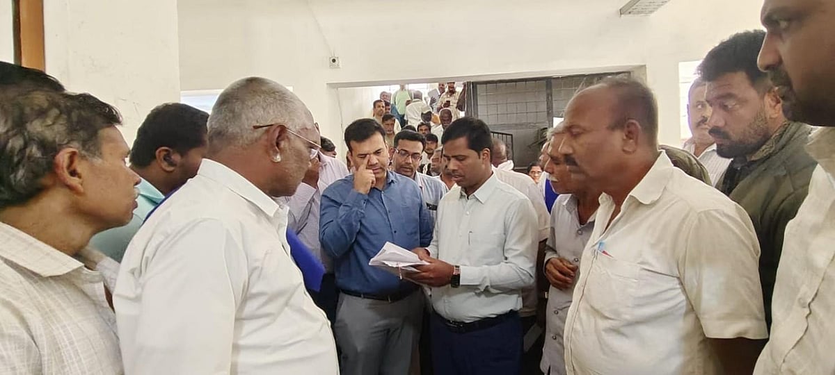 ಮದ್ದೂರಿನ ತಾಲ್ಲೂಕು ಕಚೇರಿಗೆ ಡಿ.ಸಿ ಕುಮಾರ ದಿಢೀರ್ ಭೇಟಿ: ಜನರ ಅಹವಾಲು ಸ್ವೀಕಾರ