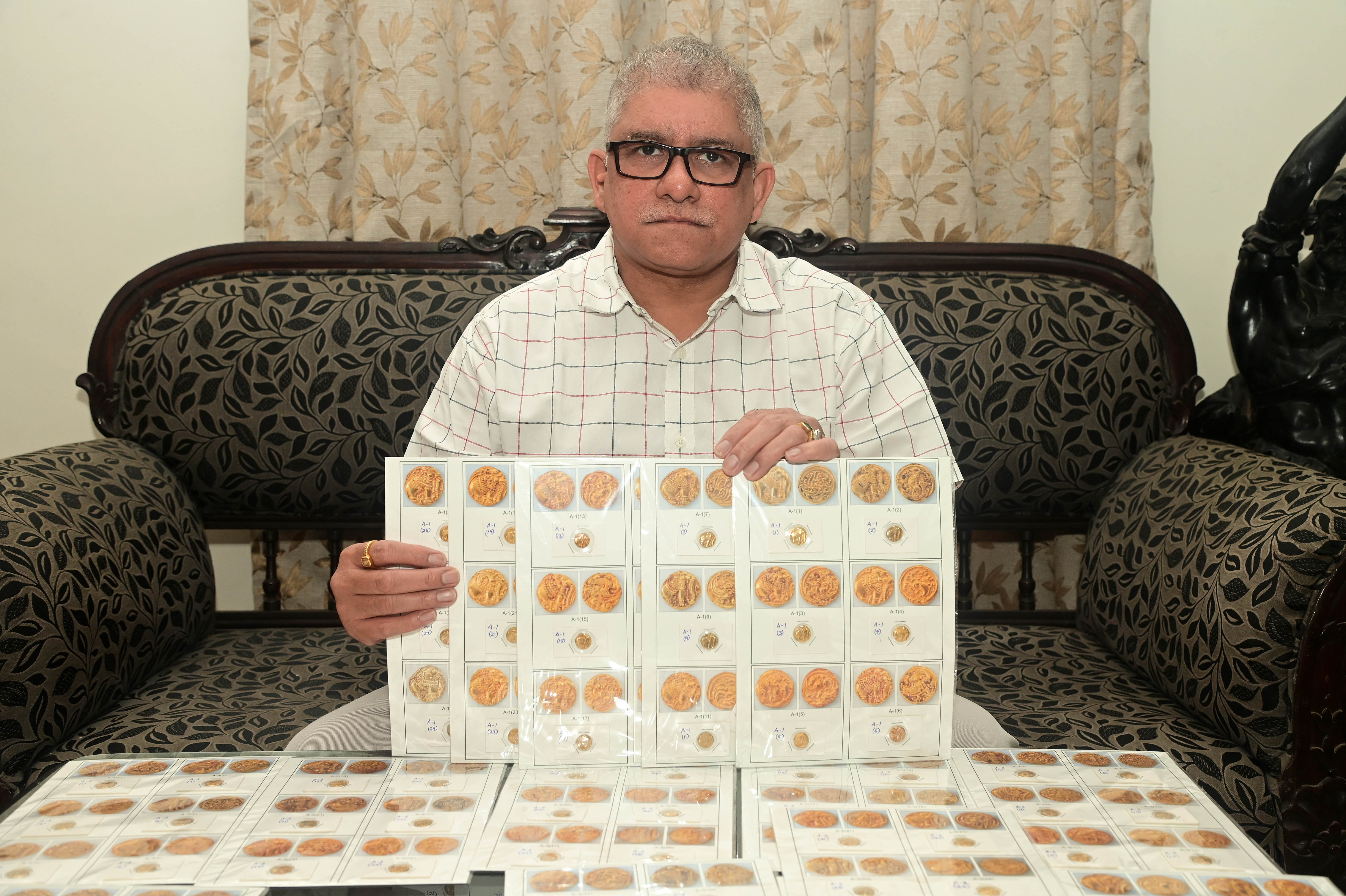 ಗಂಗ ರಾಜರ ಕಾಲದ ಅಪರೂಪದ ನಾಣ್ಯ ಸಂಗ್ರಹದೊಂದಿಗೆ ಮಂಗಳೂರಿನ ಎಂ.ಪ್ರಶಾಂತ್‌ ಶೇಟ್‌ 
ಪ್ರಜಾವಾಣಿ ಚಿತ್ರ : ಫಕ್ರುದ್ದೀನ್ ಎಚ್