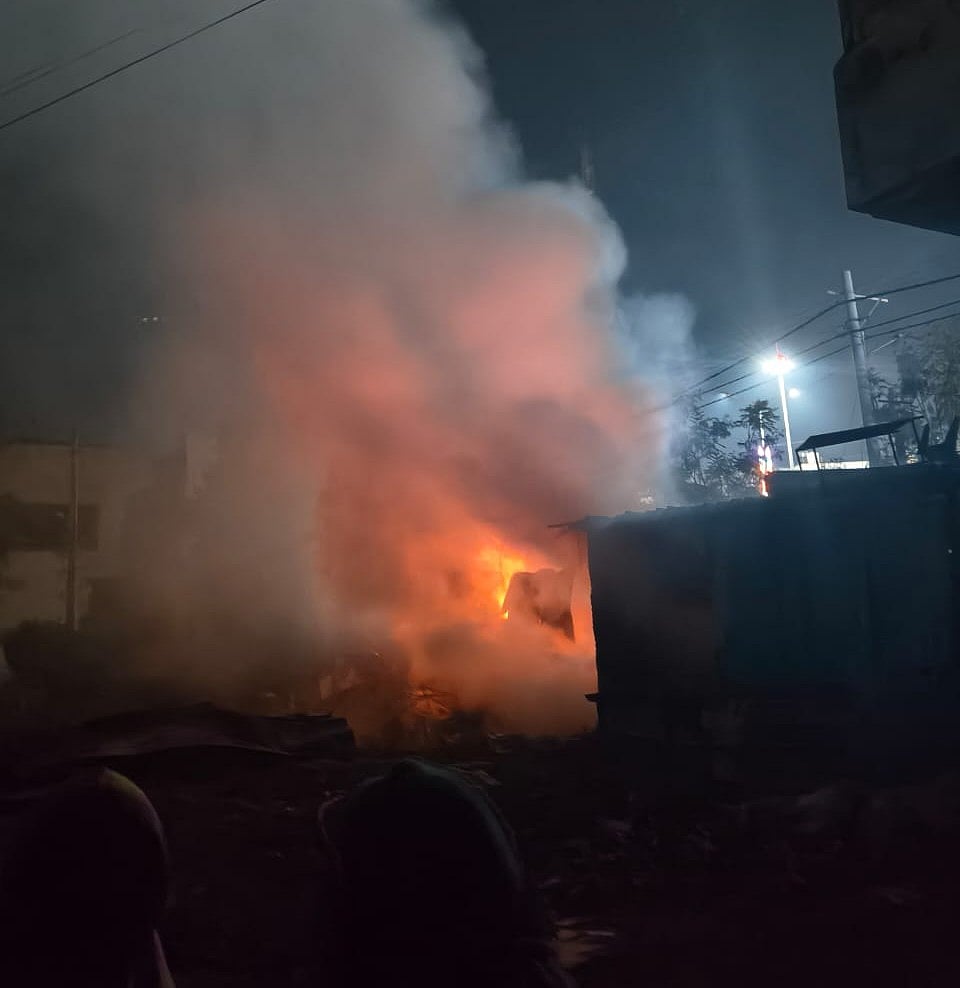 ರಾಯಚೂರು | ಸಿಂಧನೂರಲ್ಲಿ ಬೆಂಕಿ ಅನಾಹುತ: ನಾಲ್ಕು ಅಂಗಡಿಗಳು ಭಸ್ಮ, ಅಪಾರ ಹಾನಿ