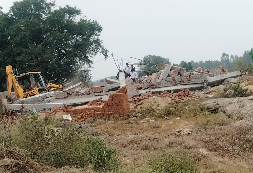 ಮುಳಬಾಗಿಲು | ಶಾಲಾವರಣದಲ್ಲಿನ ಮಸೀದಿ ಕಟ್ಟಡ
ನೆಲಸಮ ಮಾಡಿದ ಸಮಿತಿ ಸದಸ್ಯರು