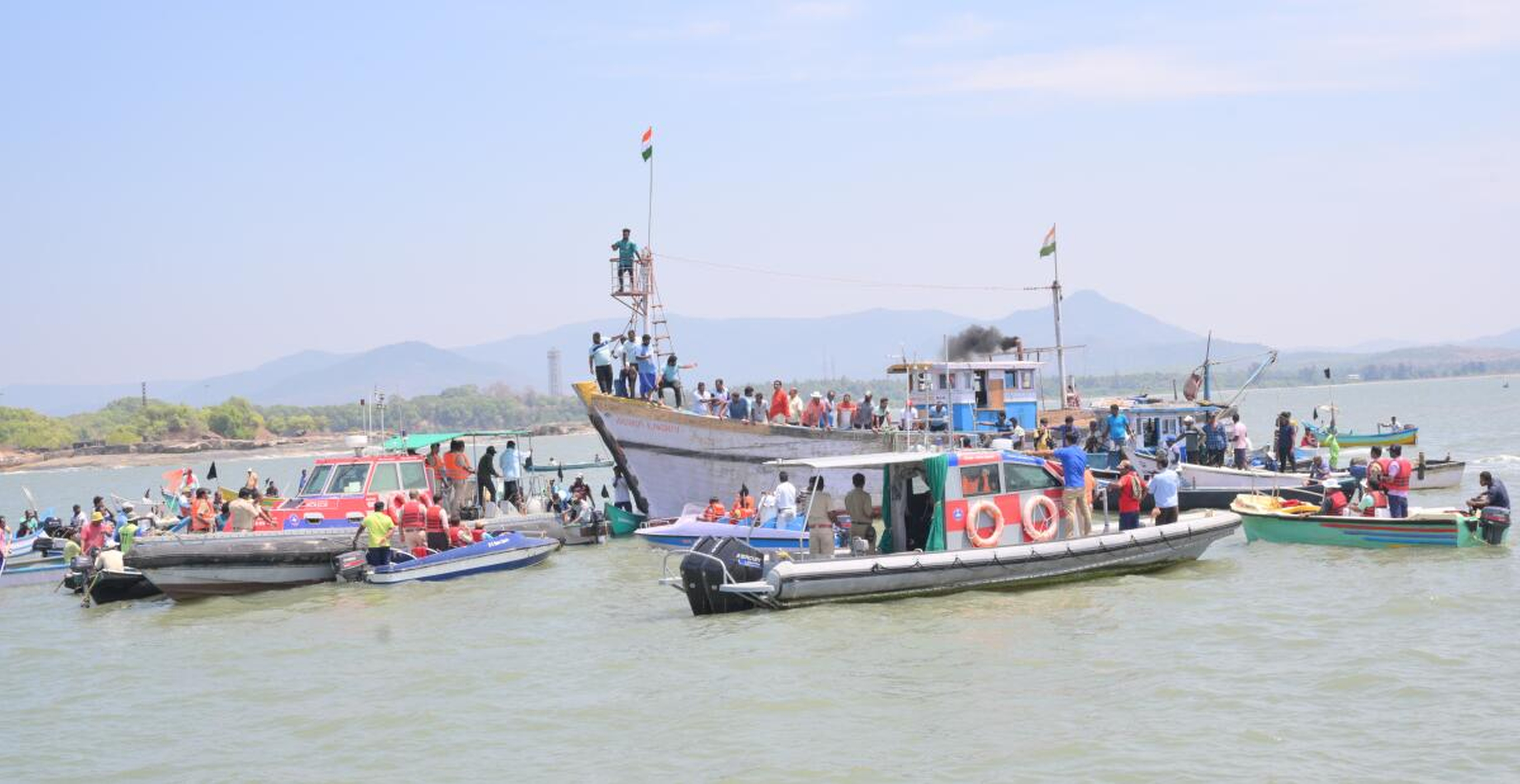 ಅಂಕೋಲಾದ ಕೇಣಿಯಲ್ಲಿ ನಿರ್ಮಿಸಲಿರುವ ಗ್ರೀನ್‌ಫೀಲ್ಡ್ ಬಂದರು ಯೋಜನೆ ವಿರುದ್ಧ ಬೇಲೆಕೇರಿ ಸಮೀಪ ಸಮುದ್ರದಲ್ಲಿ ಪ್ರತಿಭಟನೆಯಲ್ಲಿ ತೊಡಗಿದ್ದ ಮೀನುಗಾರರನ್ನು ನಿಯಂತ್ರಿಸಲು ಕರಾವಳಿ ಕಾವಲು ಪಡೆ ಪೊಲೀಸರು ಪ್ರಯತ್ನಿಸಿದ್ದರು.