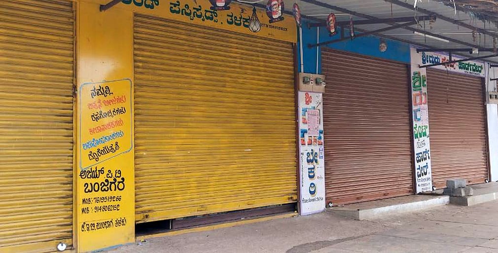 ನಾಯಕನಹಟ್ಟಿ: ತಳಕು ಬಸ್‌ ನಿಲ್ದಾಣದ ಬಳಿ ಸರಣಿ ಕಳವು