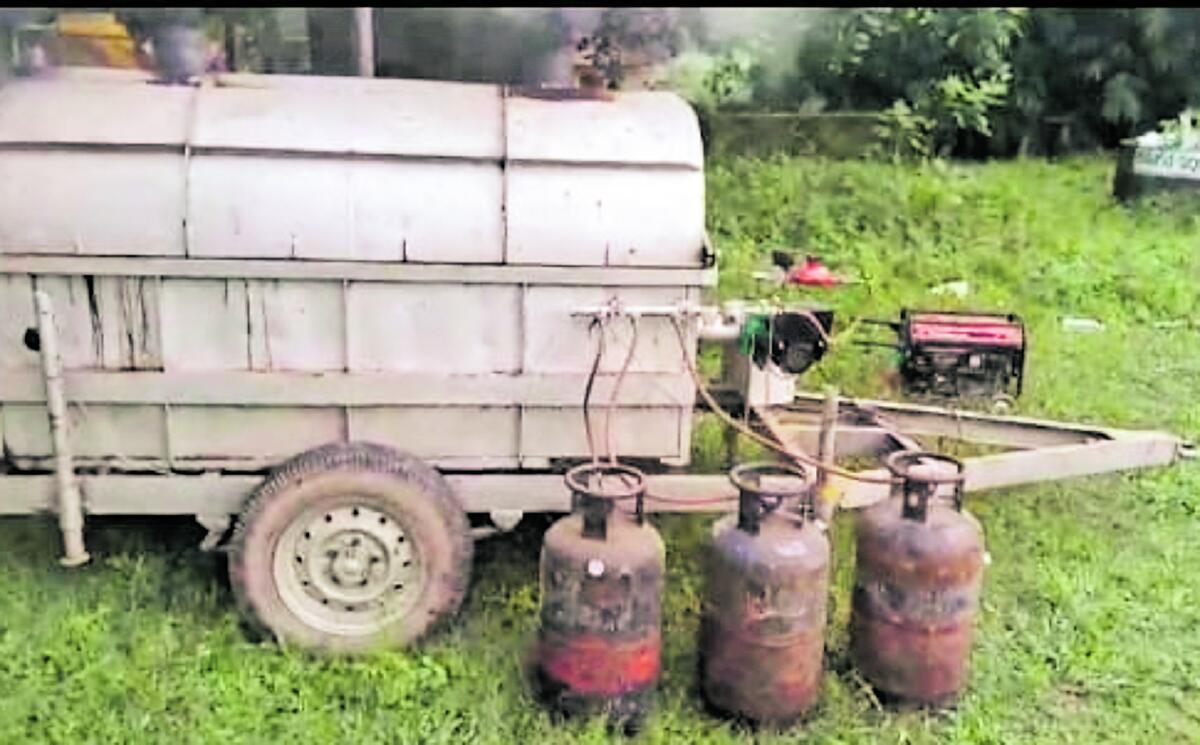 ವಿರಾಜಪೇಟೆ ತಾಲ್ಲೂಕಿನ ಹೊಸೂರು ಗ್ರಾಮ ಫಂಚಾಯಿತಿಯಲ್ಲಿರುವ ಮನೆ ಮುಂದೆ ಶವ ದಹಿಸುವಂತಹ ಸಂಚಾರಿ ಶವ ದಹಿಸುವ ಯಂತ್ರ