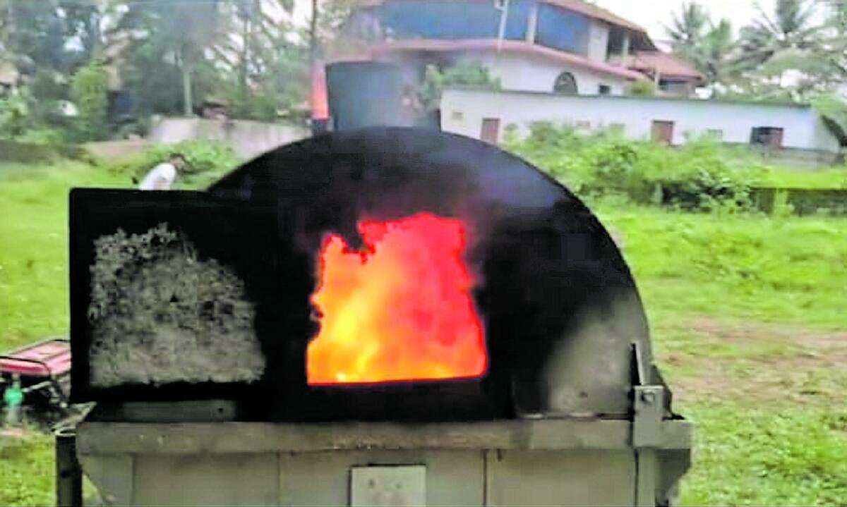 ಬಂತು ನೋಡಿ ಶವ ದಹನ ಗಾಡಿ: ಮನೆಯ ಮುಂದೆಯೇ ಅಂತ್ಯಸಂಸ್ಕಾರ!