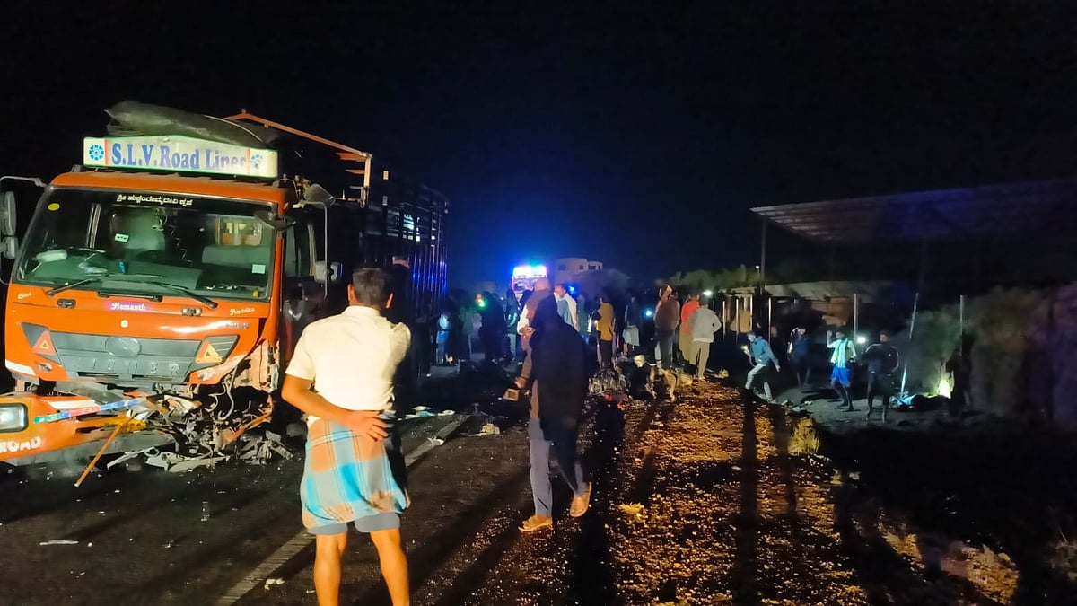 ಹಿರಿಯೂರು ಬಳಿ ಲಾರಿ–ಕಾರು ಮುಖಾಮುಖಿ ಡಿಕ್ಕಿ: ಚಿತ್ರದುರ್ಗದ ನಾಲ್ವರು ಯುವಕರ ಸಾವು