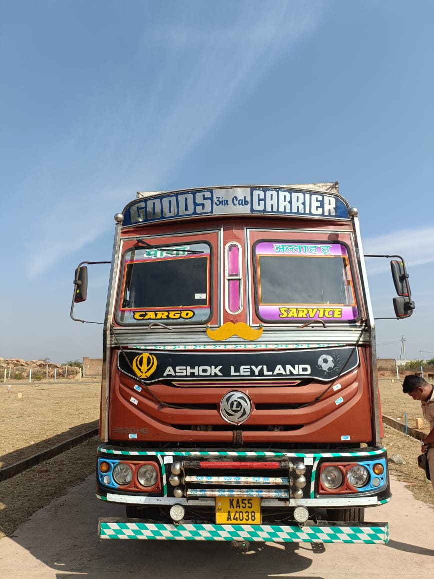 ಜಾನುವಾರು ಅಕ್ರಮ ಸಾಗಣೆ– ವಶಪಡಿಸಿಕೊಳ್ಳಲಾದ ಟ್ರಕ್‌