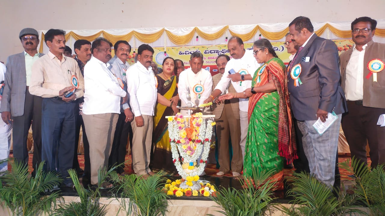 ವಿಜಯಪುರ ಸರ್ಕಾರಿ ಪದವಿ ಪೂರ್ವ ಕಾಲೇಜಿನ ಪ್ರೌಢಶಾಲಾ ವಿಭಾಗದ ಹಿರಿಯ ವಿದ್ಯಾರ್ಥಿಗಳ ಸಂಘ ಆಯೋಜಿಸಿದ್ದ ‘ನಮ್ಮ ಶಾಲೆ-ನಮ್ಮ ಹೆಮ್ಮೆ–80’ ಹಾಗೂ ಅಮೃತ ಮಹೋತ್ಸವವನ್ನು ಜಿಲ್ಲಾ ಉಸ್ತುವಾರಿ ಸಚಿವ ಕೆ.ಎಚ್‌. ಮುನಿಯಪ್ಪ ಉದ್ಘಾಟಿಸಿದರು
