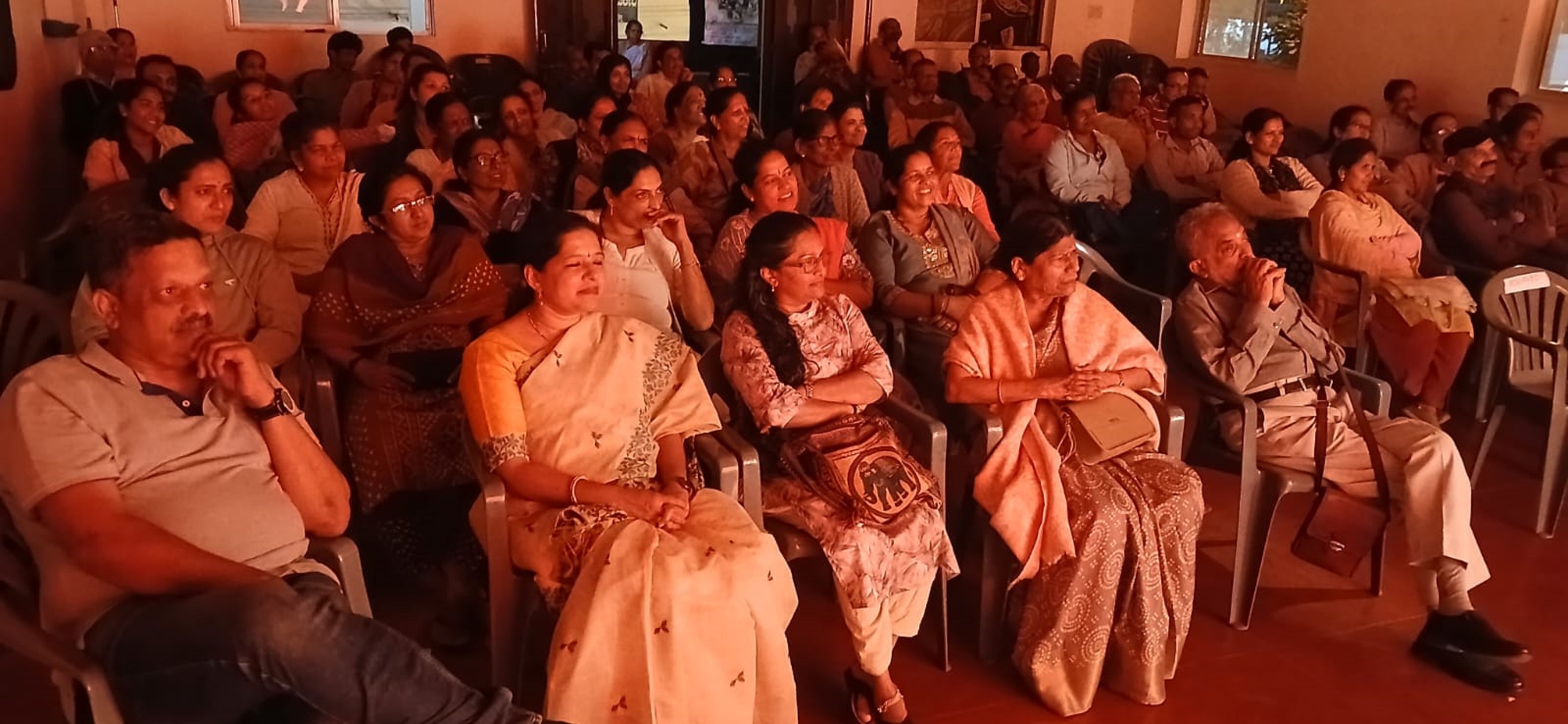 ಹೆಚ್ಚಿನ ಸಂಖ್ಯೆಯಲ್ಲಿ ಪ್ರೇಕ್ಷಕರು ನಾಟಕವನ್ನು ವೀಕ್ಷಿಸಿದರು  ಪ್ರಜಾವಾಣಿ ಚಿತ್ರ/ರಂಗಸ್ವಾಮಿ