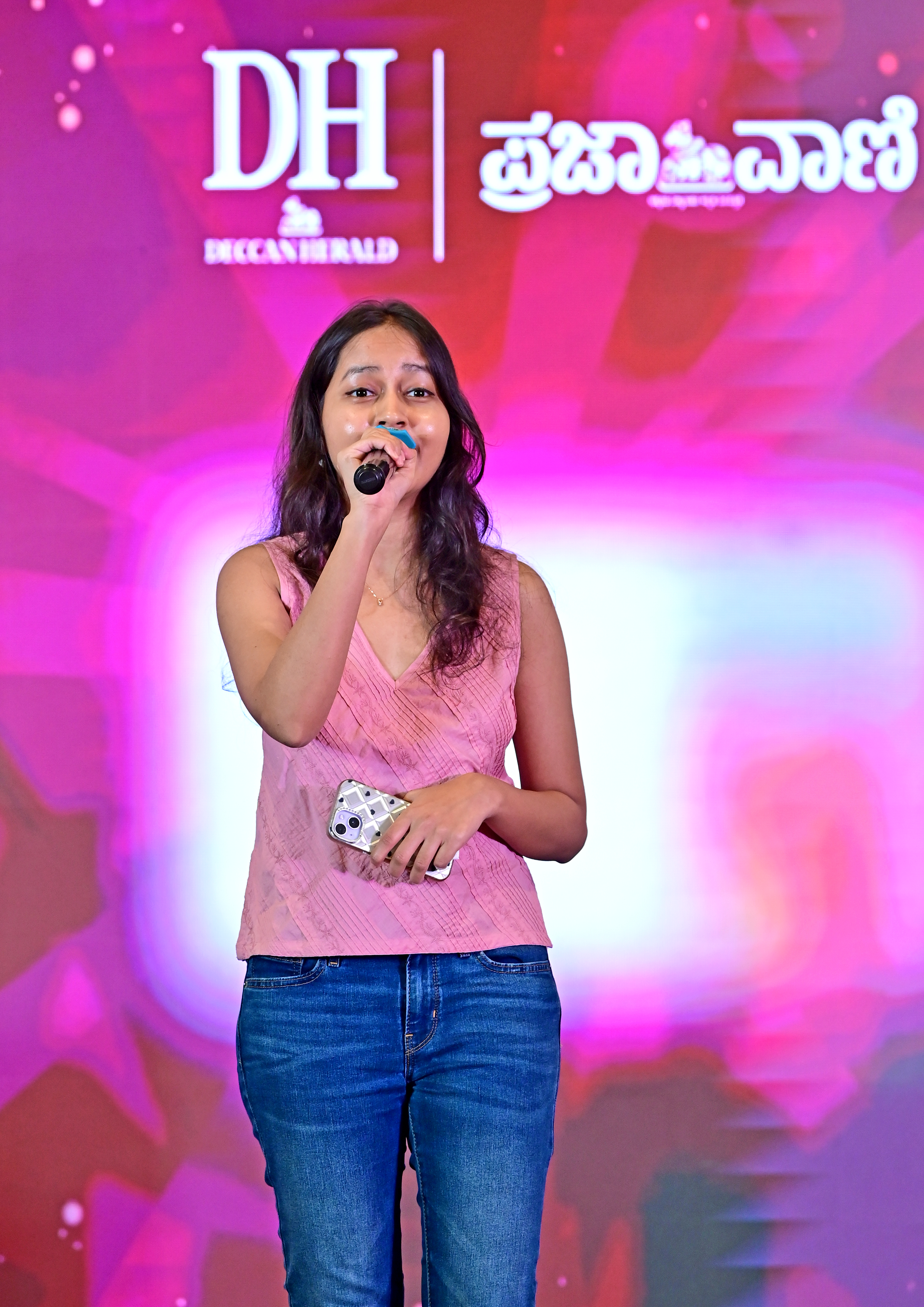 ಅನಘಾ ಅವರು ವಿವಿಧ ಚಿತ್ರಗೀತೆಗಳನ್ನು ಹಾಡಿ ರಂಜಿಸಿದರು