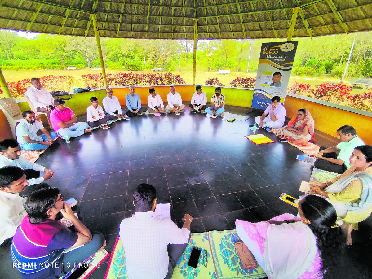 ಸಾಹಿತ್ಯ ಸಂವಾದದಲ್ಲಿ ಬಳಗದ ಸದಸ್ಯರು