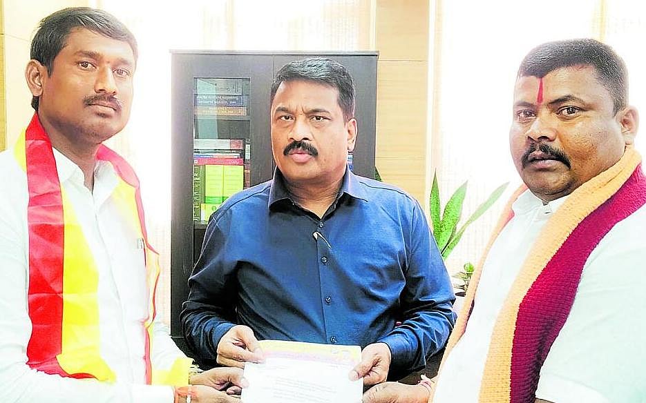 ವರ್ಗಾವಣೆ ಆದರೂ ವರದಿ ಮಾಡಿಕೊಳ್ಳದ ಪ್ರಾಂಶುಪಾಲ: ಕ್ರಮಕ್ಕೆ ರಕ್ಷಣಾ ವೇದಿಕೆ ಆಗ್ರಹ