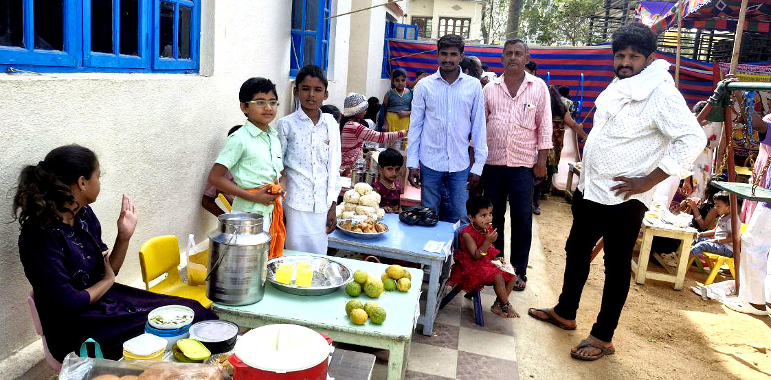 ಕಿಕ್ಕೇರಿ ರಾಯಲ್ ಸ್ಕೂಲ್‌ನಲ್ಲಿ ಶನಿವಾರ ಸಂಭ್ರಮದಿಂದ ಮಕ್ಕಳ ಸಂತೆ ನಡೆಸಿದರು.