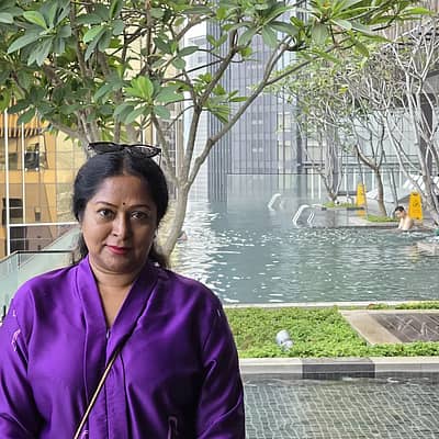 ಕನ್ನಡದ  ‘ಲಕ್ಷ್ಮೀ ನಿವಾಸ’ ಧಾರಾವಾಹಿಯಲ್ಲಿ  ಲಲಿತಾ ಪಾತ್ರಧಾರಿ  ವಿಜಯಲಕ್ಷ್ಮೀ ಸುಬ್ರಮಣಿ ಅವರು, ಮಗನ ಜತೆ ಮಲೇಷ್ಯಾ ಪ್ರವಾಸದಲ್ಲಿದ್ದಾರೆ