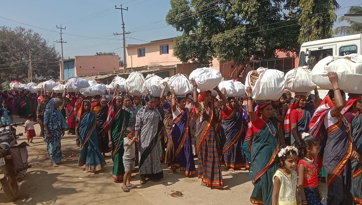 ಲಕ್ಷ್ಮೇಶ್ವರ| ಹೂವಿನಶಿಗ್ಲಿ ಜಾತ್ರೆ ನಿಮಿತ್ತ ರೊಟ್ಟಿ ಸಂಗ್ರಹ  