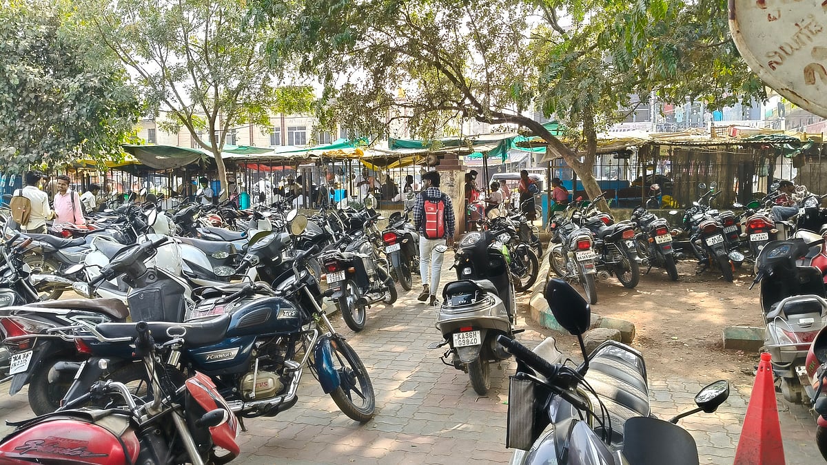 ಲಿಂಗಸುಗೂರು| ದುರ್ನಾತ ಬೀರುವ ಶೌಚಾಲಯ, ಅವ್ಯವಸ್ಥೆಯ ತಾಣವಾದ ಬಸ್ ನಿಲ್ದಾಣ