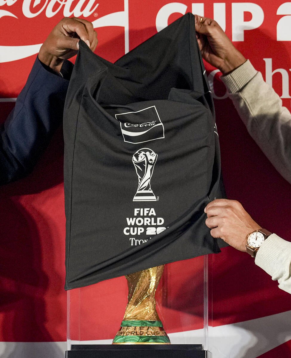 ದೆಹಲಿಗೆ ಬಂದಿಳಿದ ಫಿಫಾ ವಿಶ್ವಕಪ್ ಟ್ರೋಫಿ