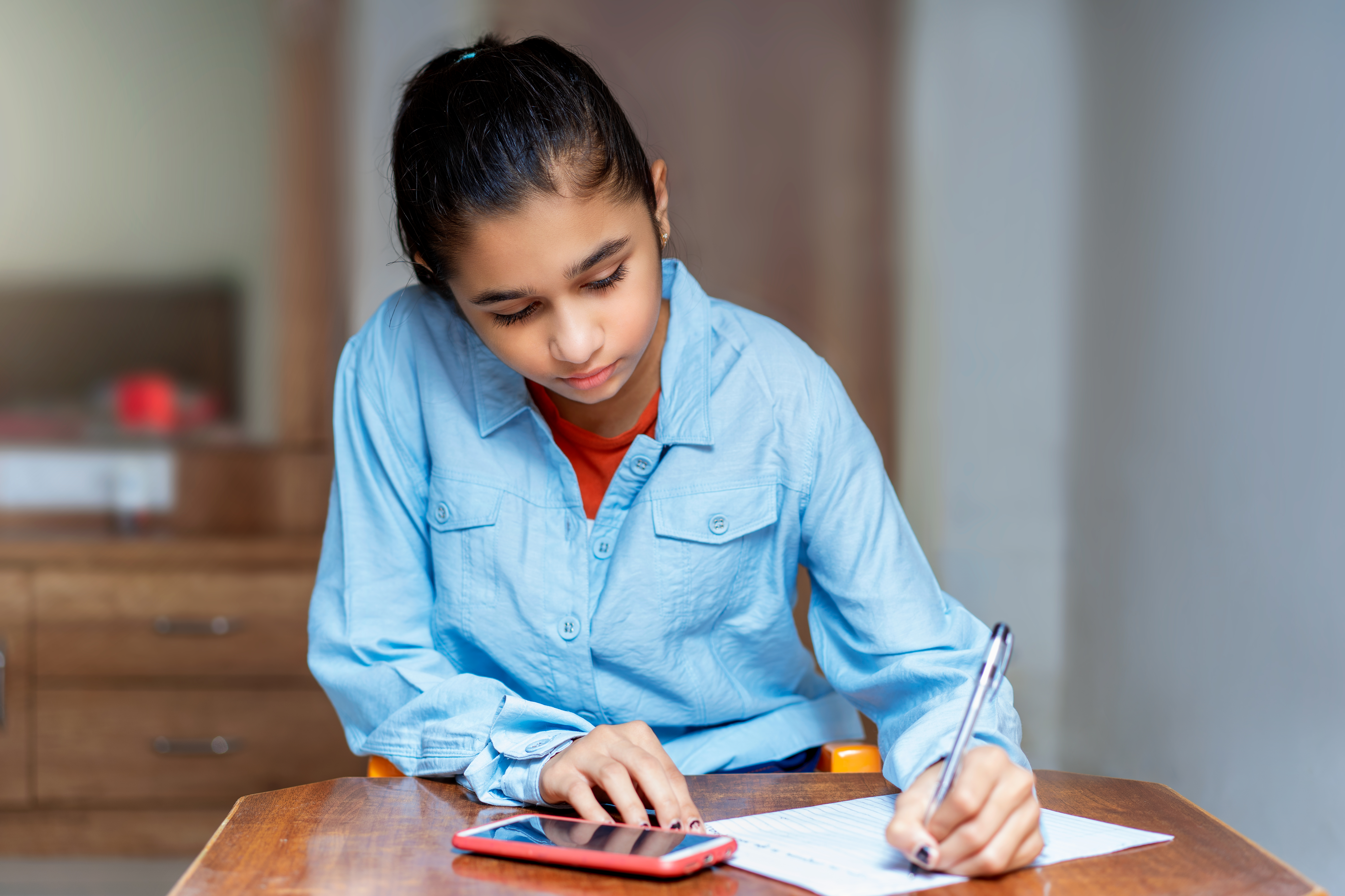 ವಿದ್ಯಾರ್ಥಿನಿ