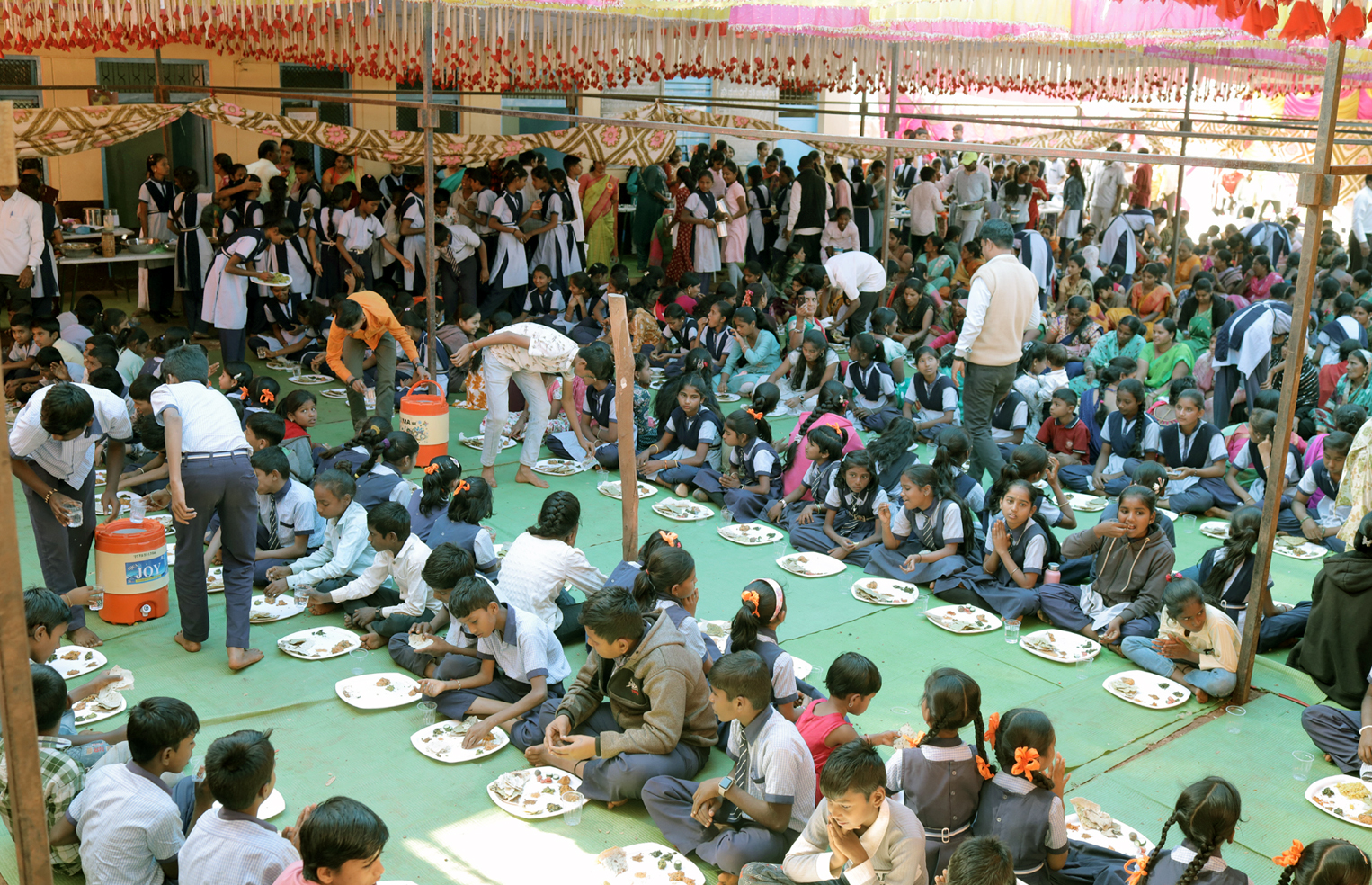 ಬಸವಕಲ್ಯಾಣದ ಜೀಜಾಮಾತಾ ಪ್ರೌಢಶಾಲೆಯಲ್ಲಿ ಶನಿವಾರ ನಡೆದ ಆಹಾರ ಪ್ರದರ್ಶನದ ಬಳಿಕ ಅದೇ ತಿಂಡಿ ತಿನಿಸುಗಳನ್ನು ಊಟಕ್ಕೆ ಬಡಿಸಿ ಸಹಭೋಜನ ಆಯೋಜಿಸಲಾಯಿತು