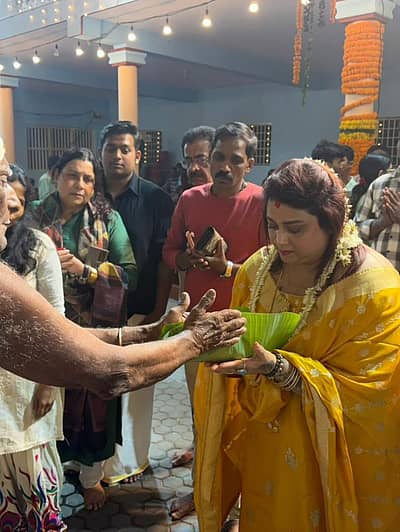 ದೇವಾಸ್ಥಾನಕ್ಕೆ ಭೇಟಿ ನೀಡಿದ ಚಿತ್ರಗಳನ್ನು ಹಂಚಿಕೊಂಡ ರಕ್ಷಿತಾ ಅವರು ‘ಕೆಲವೊಮ್ಮೆ ಸಣ್ಣ ನೆನಪುಗಳು ಕೂಡ ಹೃದಯವನ್ನು ಆವರಿಸಿಕೊಂಡು ಬಿಡುತ್ತವೆ’ ಎಂಬ ಅಡಿ ಬಹರವನ್ನು ಬರೆದುಕೊಂಡಿದ್ದಾರೆ.