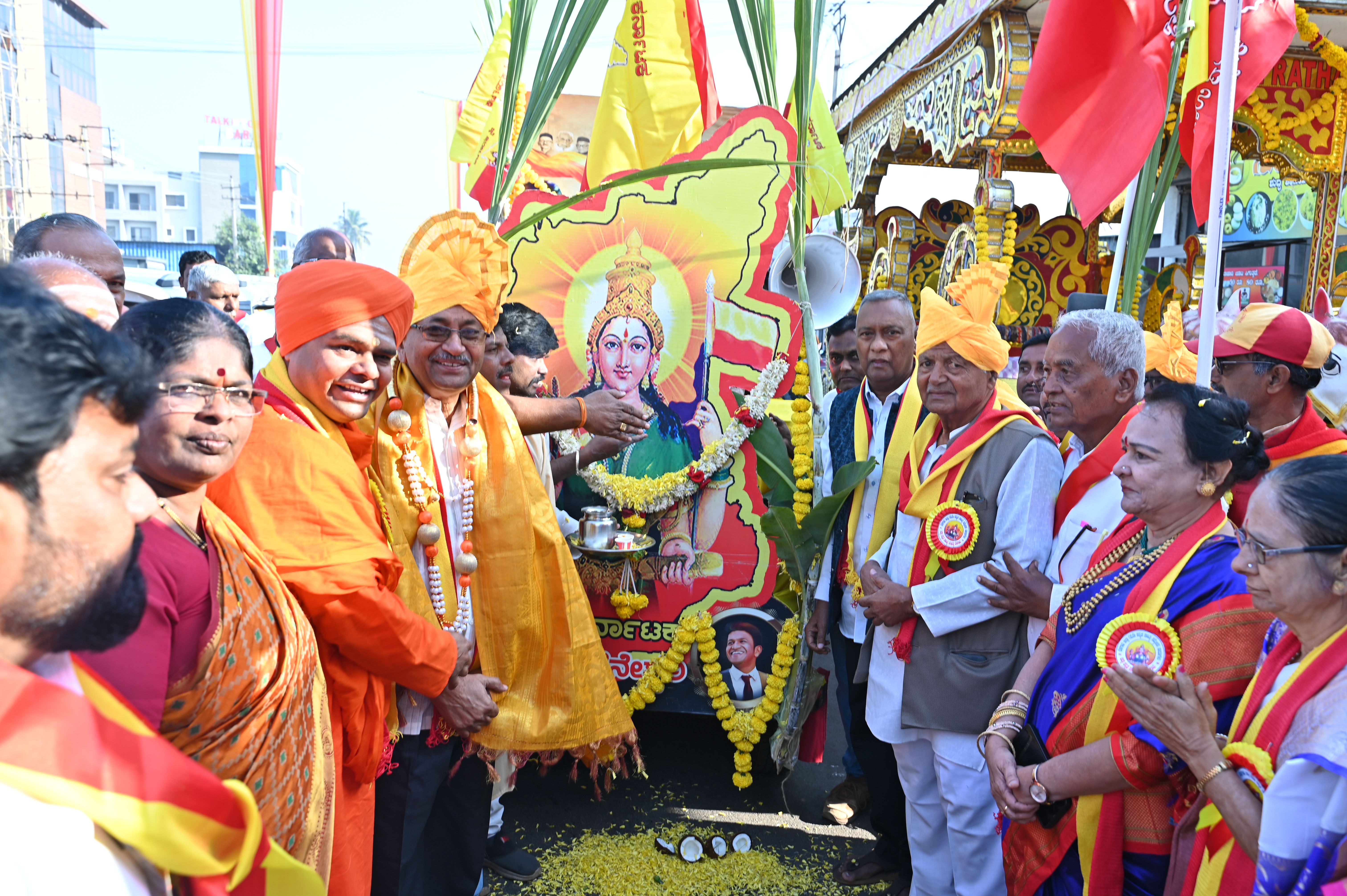 ಕನ್ನಡ ಸಾಹಿತ್ಯ ಸಮ್ಮೇಳನ ಪ್ರಯುಕ್ತ ಹಾರೂಗೇರಿಯ ಪ್ರಮುಖ ಬೀದಿಗಳಲ್ಲಿ ಭವ್ಯ ಮೆರವಣಿಗೆ ಸಾಗಿತು