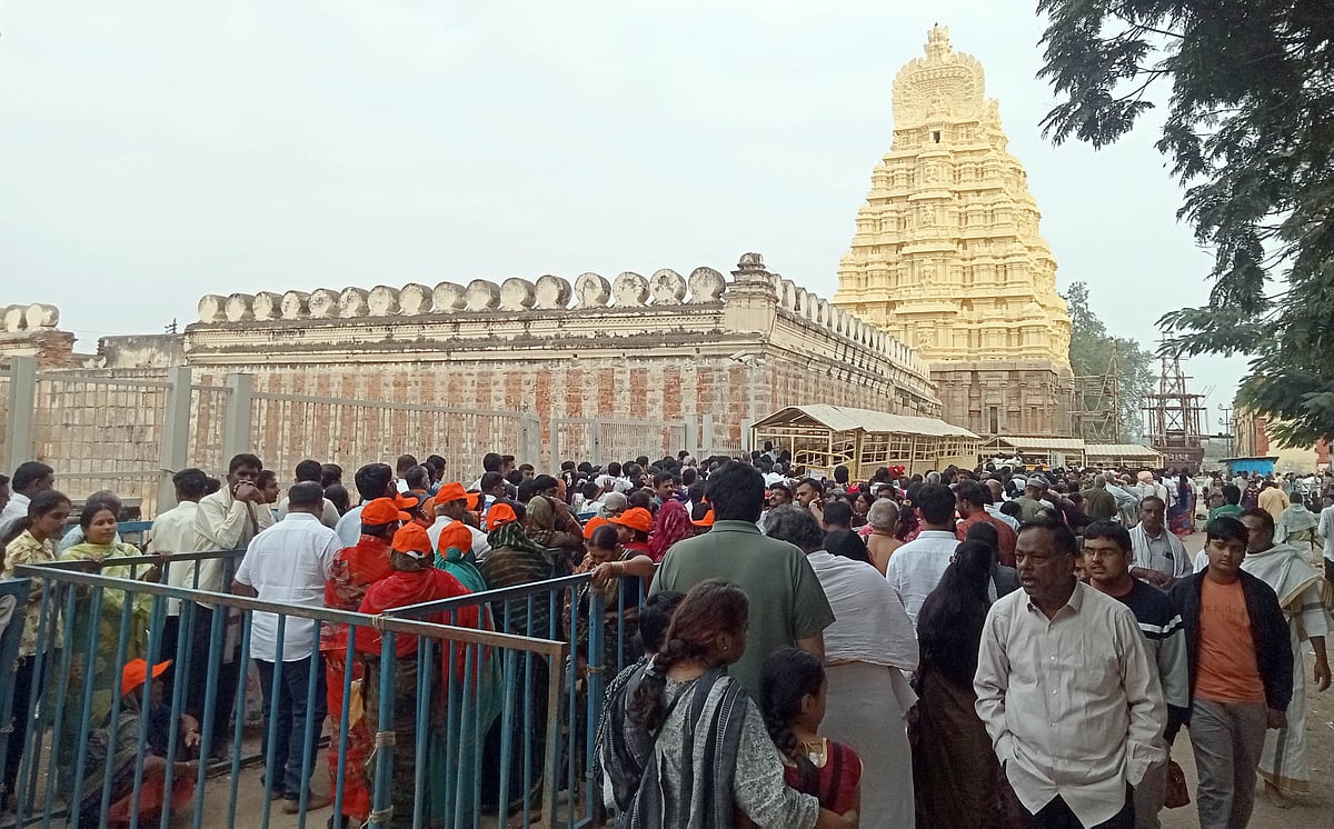 ಶ್ರೀರಂಗಪಟ್ಟಣ: ಶ್ರೀರಂಗನಾಥನ ದರ್ಶನಕ್ಕೆ ನೂಕು ನುಗ್ಗಲು