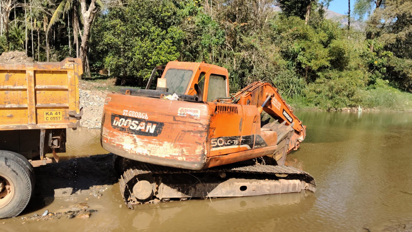 ವಶಪಡಿಸಿಕೊಂಡ ಟಿಪ್ಪರ್ ಹಿಟಾಚಿ