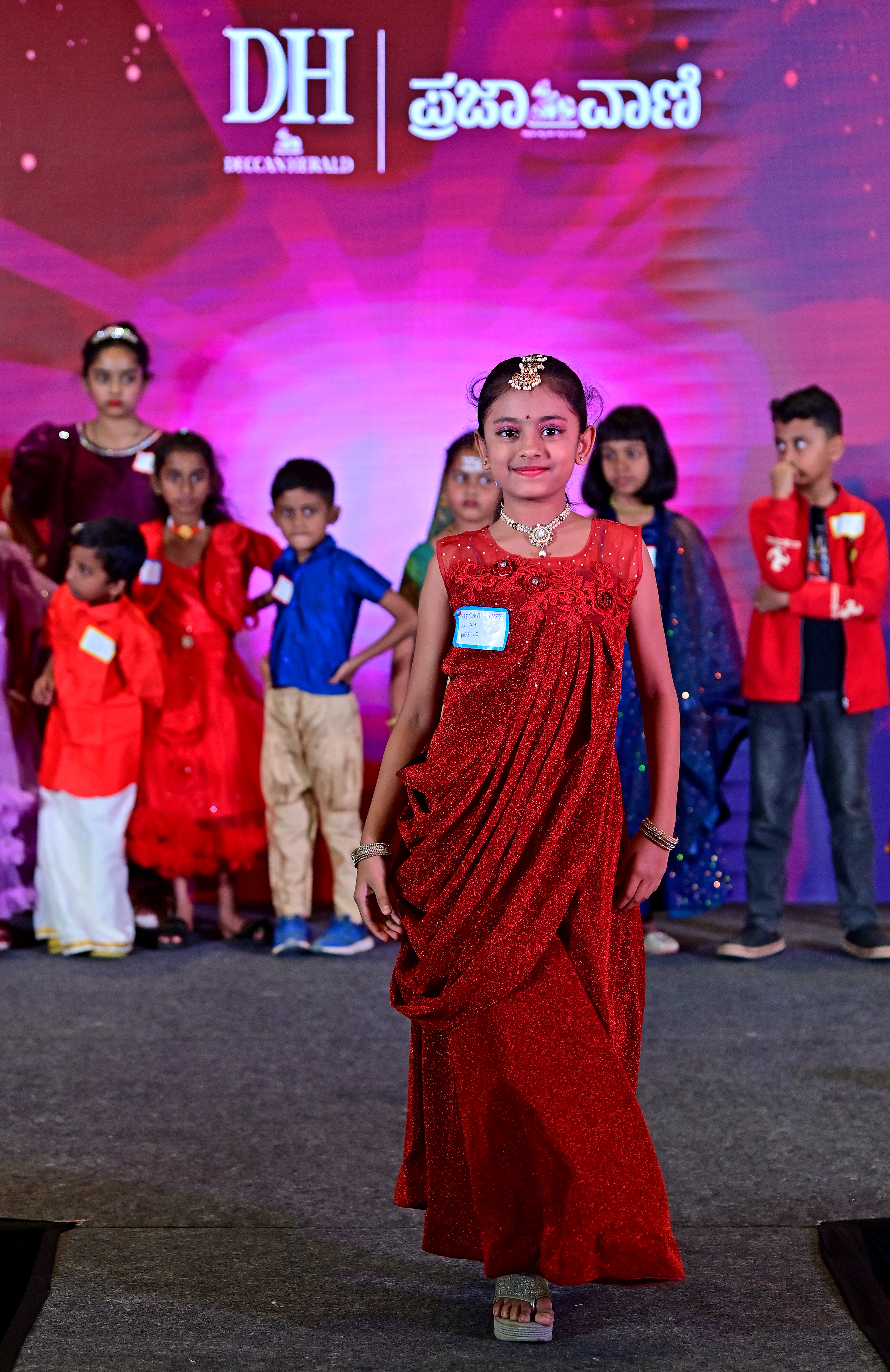 ಬಾಲಕಿಯೊಬ್ಬಳು ರ್‍ಯಾಂಪ್‌ ಮೇಲೆ ಹೆಜ್ಜೆ ಹಾಕಿದಳು