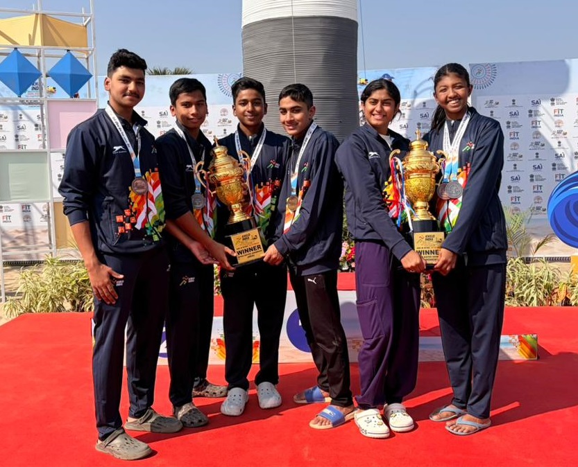 ಖೇಲೊ ಇಂಡಿಯಾ ಬೀಚ್ ಗೇಮ್ಸ್ ನ ಈಜು ಸ್ಪರ್ಧೆಯಲ್ಲಿ ಸಮಗ್ರ ಪ್ರಶಸ್ತಿ ಗೆದ್ದ ಕರ್ನಾಟಕದ ಪುರುಷರ ಮತ್ತು ಮಹಿಳೆಯರ ತಂಡ. ಎಡದಿಂದ: ಪ್ರಶನ್ಸ್ ಎಚ್.ಎಂ ಅಕ್ಷಜ್ ಪಿ ಕನಿಷ್ಕ್ ಎಸ್.ಎ ದ್ರುಪದ್ ರಾಮಕೃಷ್ಣಅಶ್ಮಿತಾ ಚಂದ್ರ ಮತ್ತು ಆಶ್ರಾ ಸುಧೀರ್ - ಪ್ರಜಾವಾಣಿ ಚಿತ್ರ