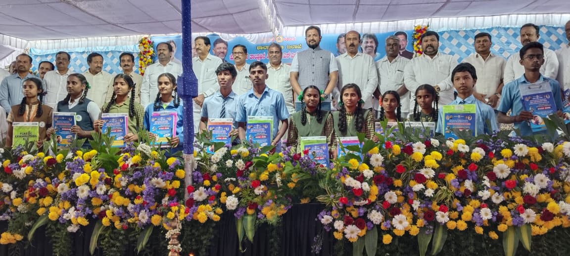 ಹೊಸಕೋಟೆ ನಗರದ ಜಿಕೆಬಿಎಂಎಸ್ ಶಾಲಾ ಆವರಣದಲ್ಲಿ ಎಸ್‌ಎಸ್‌ಎಲ್‌ಸಿ ವಿದ್ಯಾರ್ಥಿಗಳಿಗೆ ‘ಅರಿವಿನ ಬೆಳಕು’ ಪುಸ್ತಕ ವಿತರಣೆ ಮಾಡಲಾಯಿತು