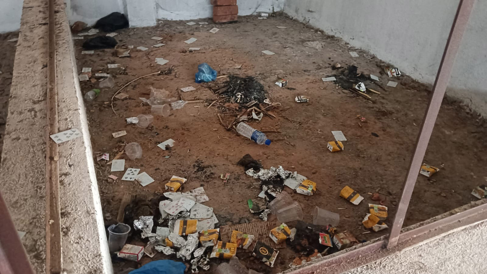 ಕುಡುಕರ ಹಾಗೂ ಜೂಜುಕೋರರ ಅಡ್ಡೆಯಾದ ಚಿಕ್ಕಜಾಜೂರಿನ ಮಾರುತಿ ನಗರ ಬಡಾವಣೆ ಸಮೀಪದ ಕಸ ವಿಂಘಡಣೆ ಘಟಕ