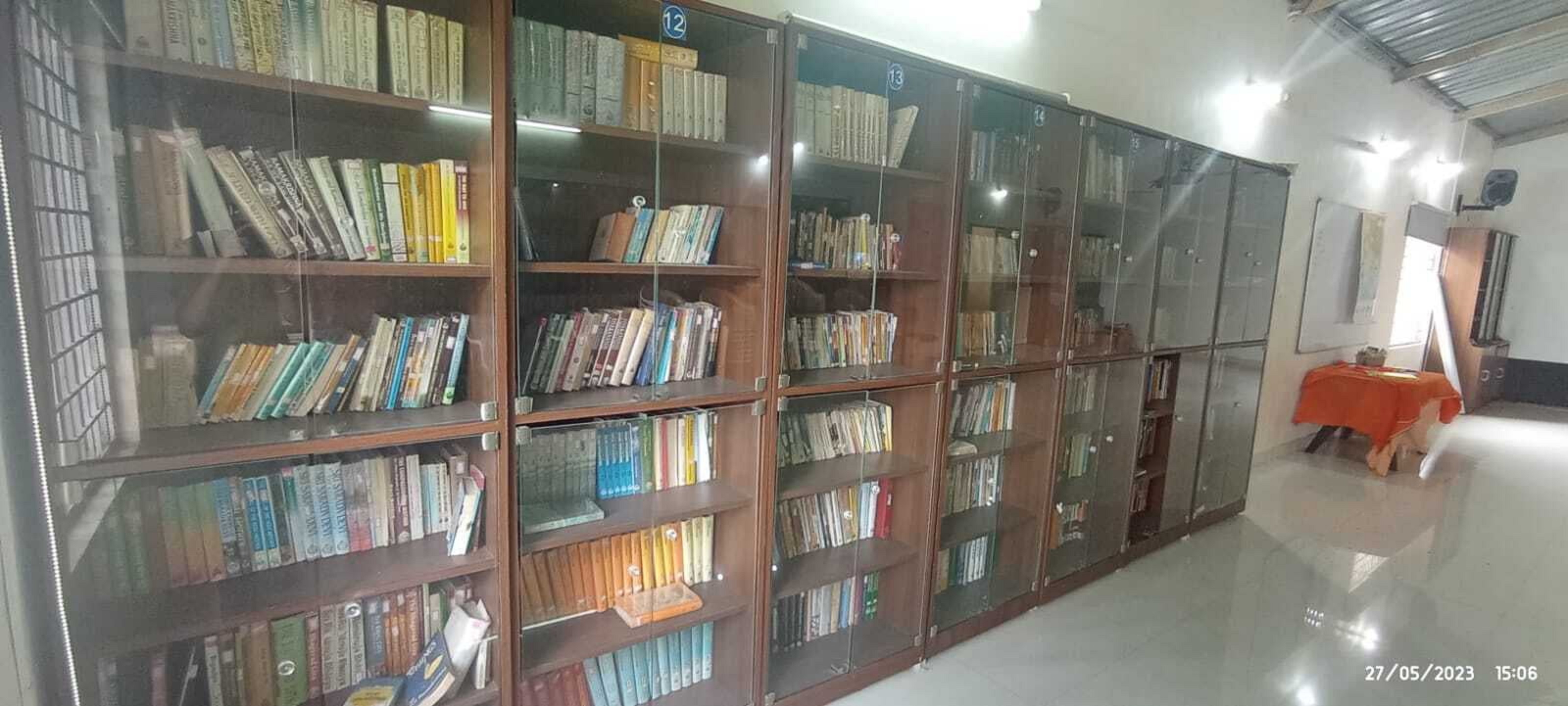 ಆಶ್ರಮದಲ್ಲಿರುವ ಬೃಹತ್ ಗ್ರಂಥಾಲಯ