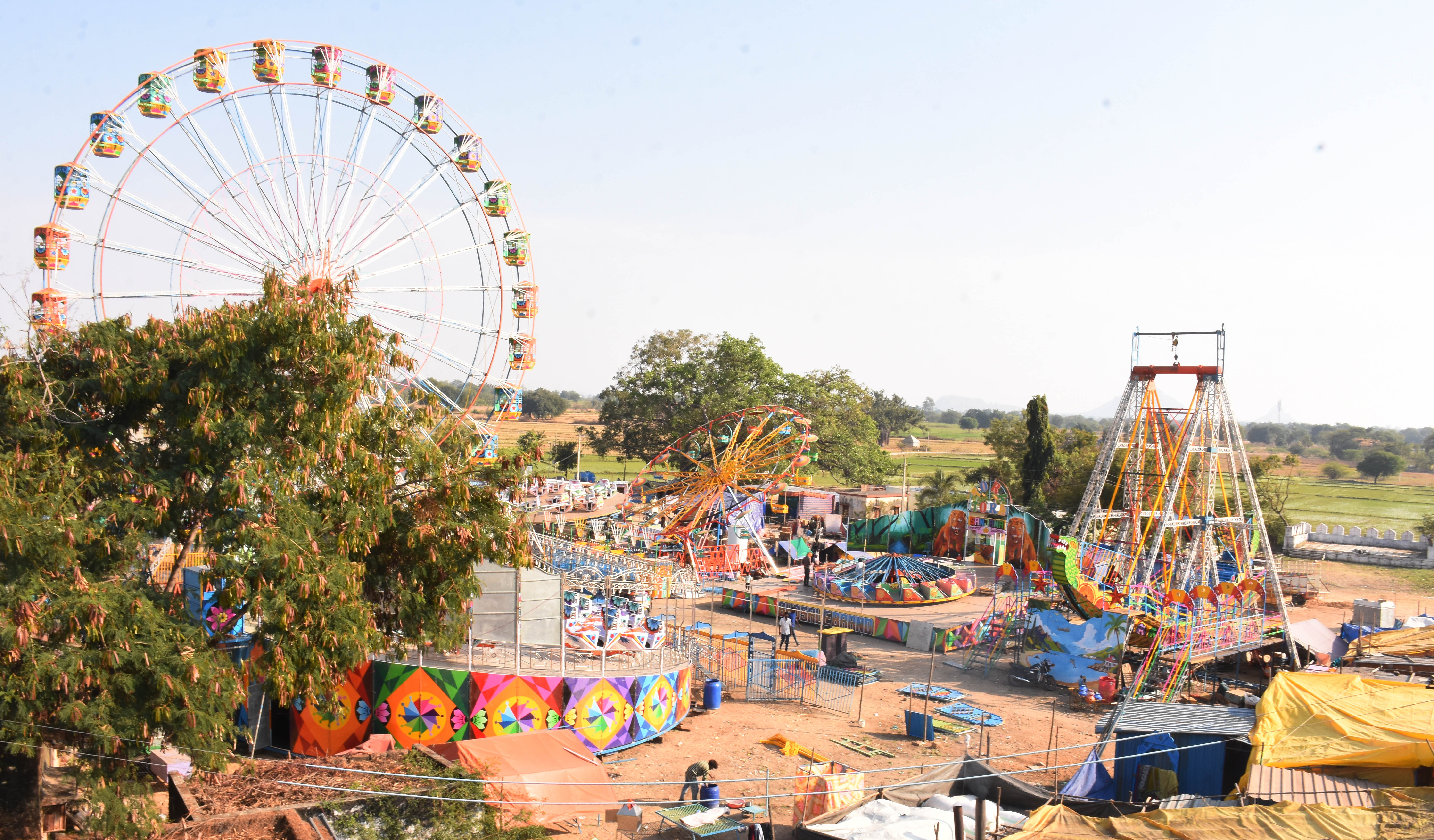 ಯಾದಗಿರಿ ತಾಲ್ಲೂಕಿನ ಮೈಲಾಪುರದ ಜಾತ್ರೆಯ ಅಂಗವಾಗಿ ಸಿದ್ಧವಾಗುತ್ತಿರುವ ಜೋಕಾಲಿ ತೊಟ್ಟಿಲು 