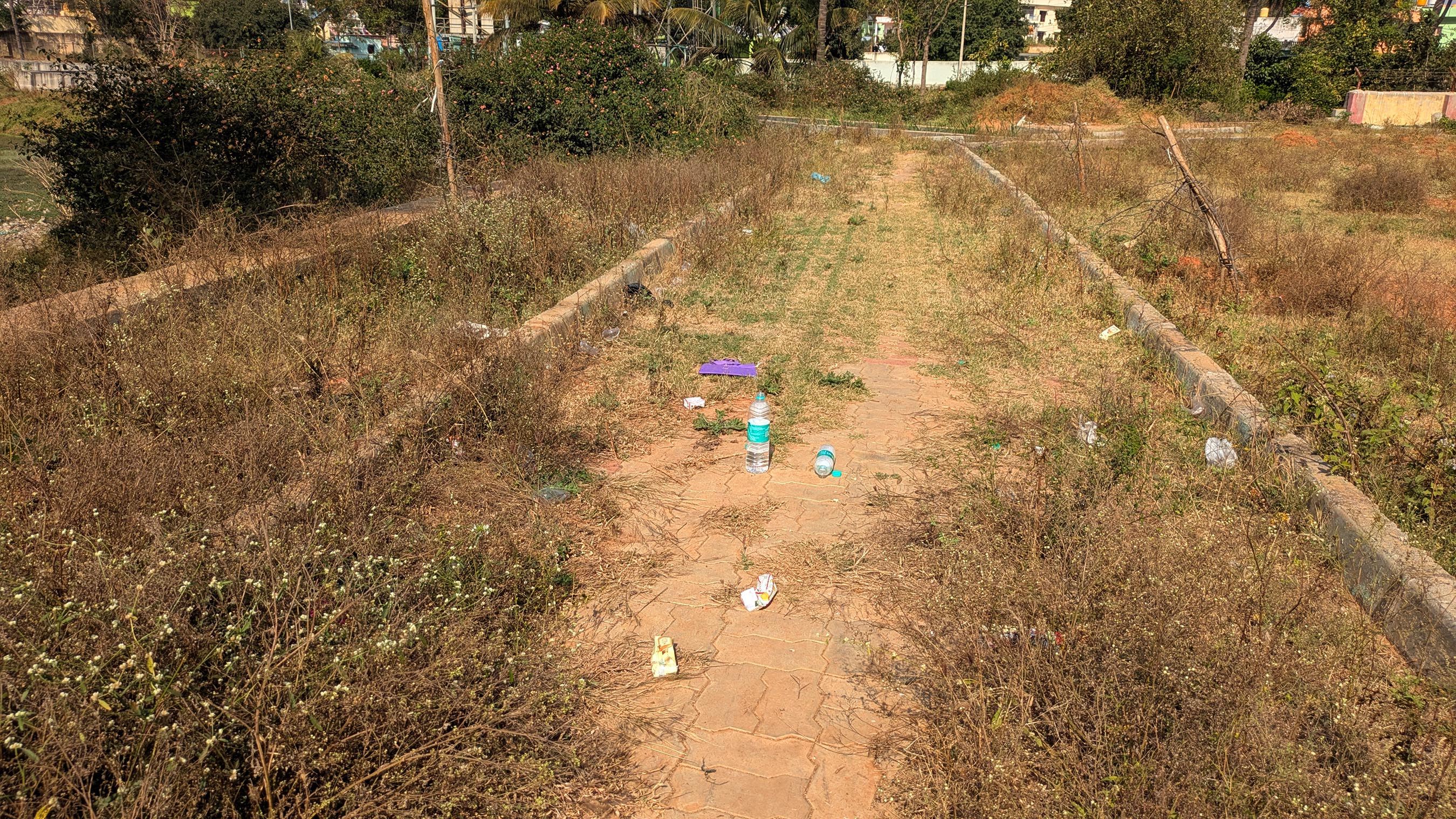 ವಾಕಿಂಗ್ ಪಥದಲ್ಲಿ ಮದ್ಯದ ಪಾಕೆಟ್