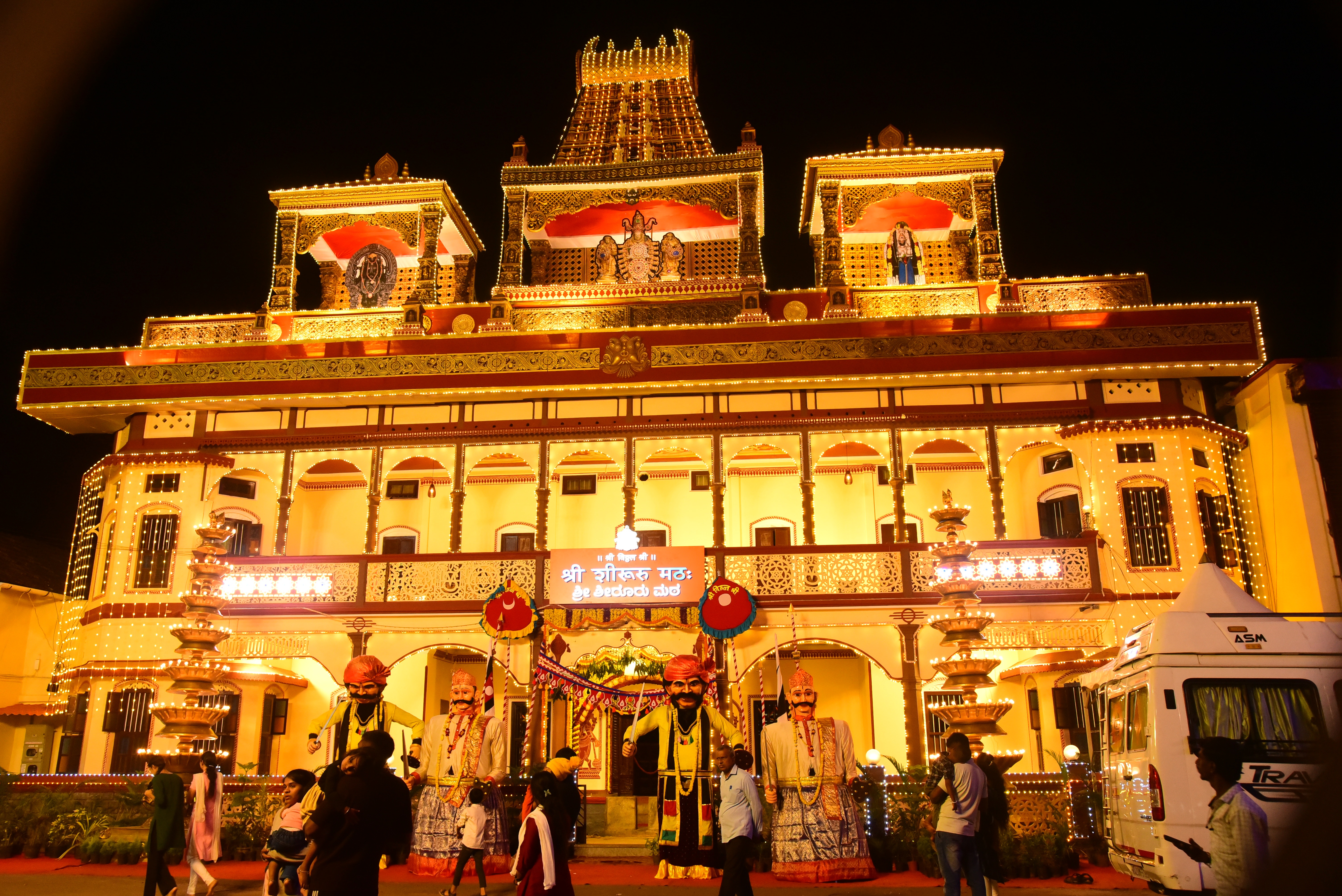 ವಿದ್ಯುತ್ ದೀಪಾಲಂಕಾರದಿಂದ ಕಂಗೊಳಿಸುತ್ತಿರುವ ಶೀರೂರು ಮಠ
–ಪ್ರಜಾವಾಣಿ ಚಿತ್ರ: ಉಮೇಶ್ ಮಾರ್ಪಳ್ಳಿ