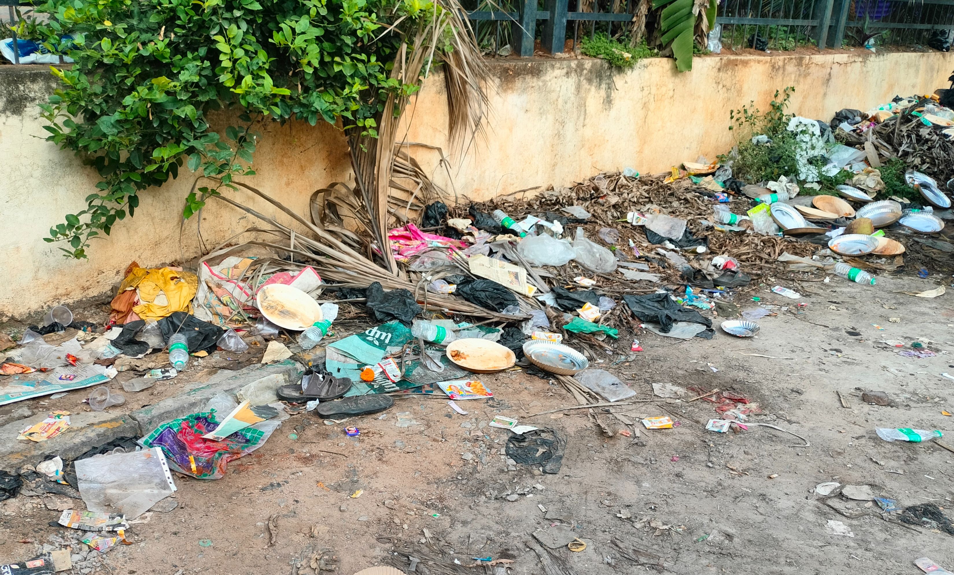 ಕನಕಪುರದ ಪಿಡಬ್ಲ್ಯೂಡಿ ಕ್ವಾಟ್ರಸ್ ಕಾಂಪೌಂಡ್‌ ಪಕ್ಕದಲ್ಲಿರುವ ಕಸದ ರಾಶಿ