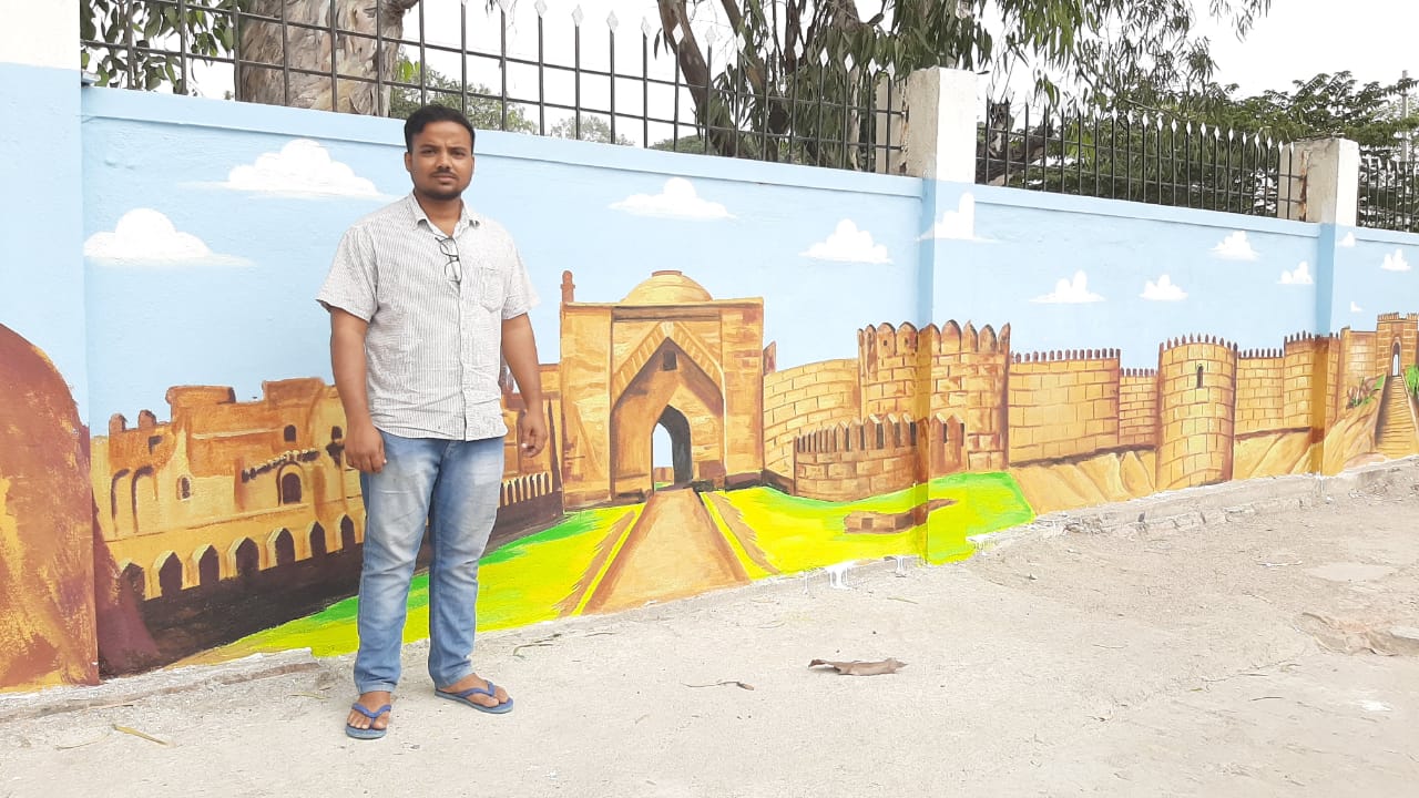 ರಾಯಚೂರಿನ ಲಿಂಗಸುಗೂರು ರಸ್ತೆಯ ಜೆಸ್ಕಾಂ ಕಚೇರಿಯ ಆವರಣ ಗೋಡೆಯ ಮೇಲೆ ಬೀದರ್‌ ಕೋಟೆಯ ಚಿತ್ರ ಬಿಡಿಸಲಾಗಿದೆ