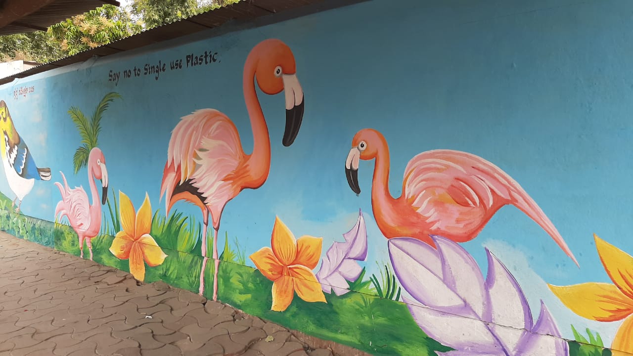 ರಾಯಚೂರಿನ ಸ್ಟೇಷನ್‌ ರಸ್ತೆಯ ಬಾಲಕಿಯರ ಕಾಲೇಜಿನ ಆವರಣ ಗೋಡೆಗಳ ಮೇಲೆ ಫ್ಲ್ಯಾಮಿಂಗೊ ಹಕ್ಕಿಗಳು