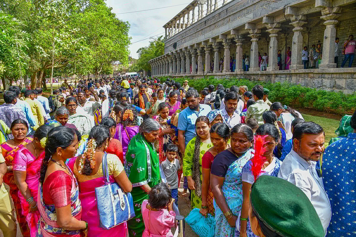 ಗವಿಸಿದ್ಧೇಶ್ವರ ಜಾತ್ರೆ: ಕಣ್ಣು ಹಾಯಿಸಿದಲ್ಲೆಲ್ಲ ಜನವೋ, ಜನ...