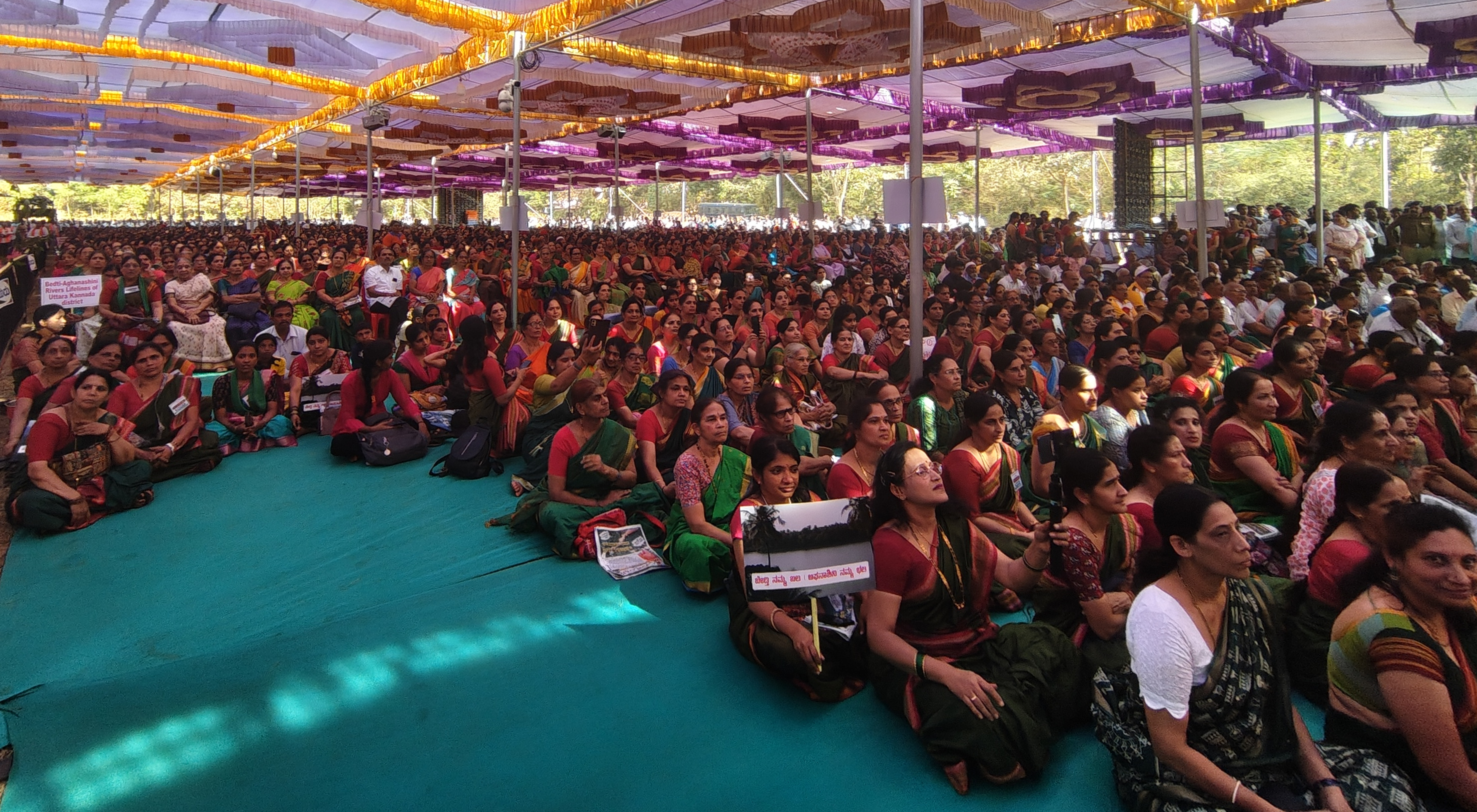 ಜನ ಸಮಾವೇಶದಲ್ಲಿ ಭಾಗವಹಿಸಿದ್ದ ಮಹಿಳೆಯರು