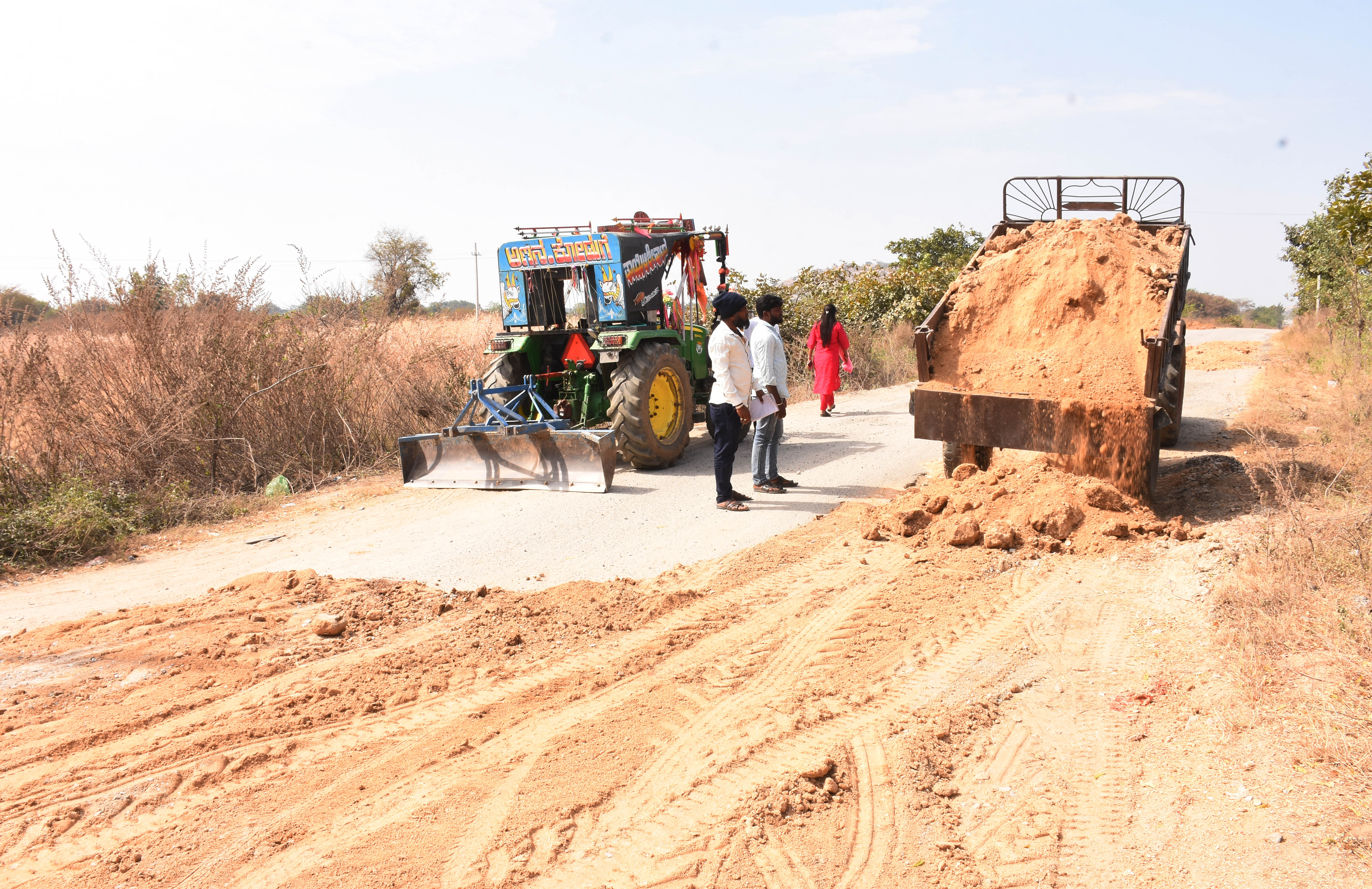 ಯಾದಗಿರಿ ತಾಲ್ಲೂಕಿನ ವರ್ಕನಳ್ಳಿ– ಮೈಲಾಪುರ ರಸ್ತೆಯ ಗುಂಡಿಗಳಿಗೆ ಮುರುಮ್‌ ಹಾಕಲಾಯಿತು