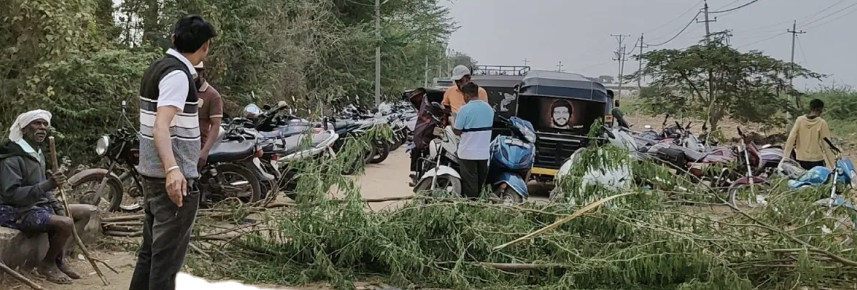 ಊರ ಮಾರಮ್ಮ ದೇವಿ ಜಾತ್ರೆ ಆಚರಣೆ ಪ್ರಯುಕ್ತ ಹೊರಗಿನವರು ಯಾರೂ ಬಾರದಂತೆ ಚಳ್ಳಕೆರೆ ತಾಲ್ಲೂಕಿನ ನಗರಂಗೆರೆ ಗ್ರಾಮದ ರಸ್ತೆಗೆ ಅಡ್ಡ ಕಳ್ಳೆಬೇಲಿ ಹಾಕಿರುವುದು