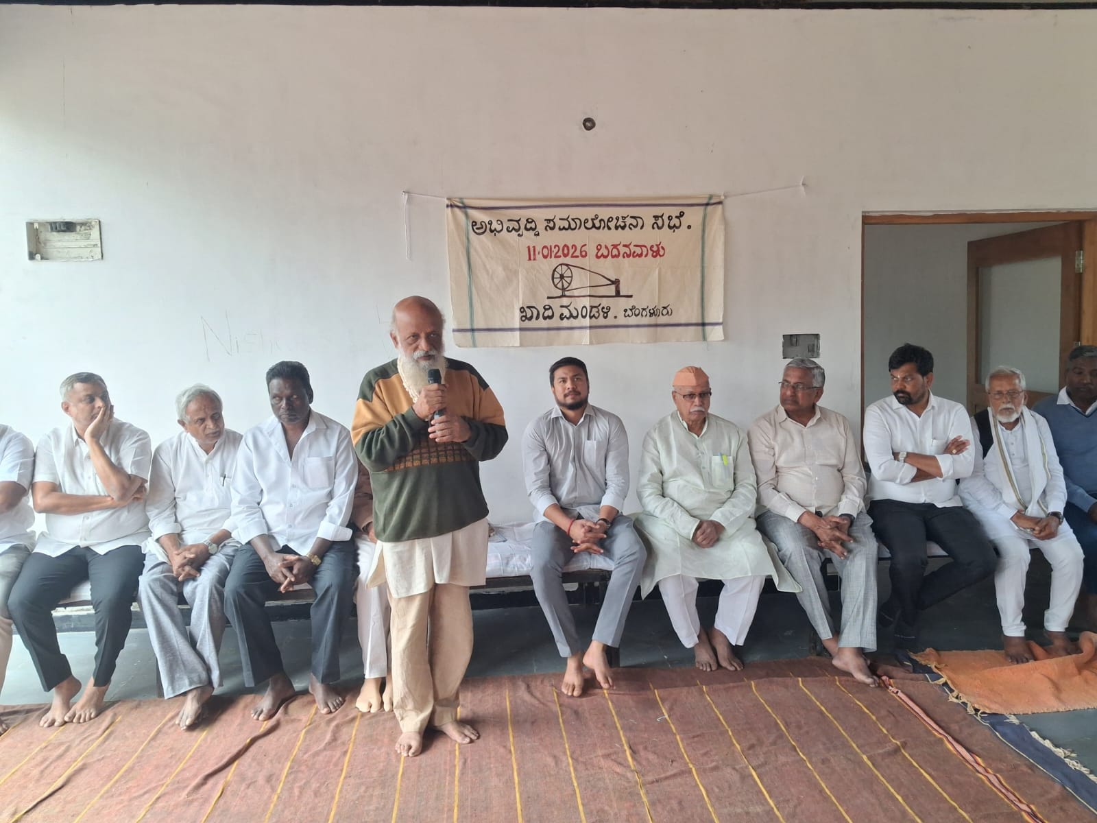 ನಂಜನಗೂಡು ತಾಲ್ಲೂಕಿನ ಬದನವಾಳು ಖಾದಿ ಗ್ರಾಮೋದ್ಯೋಗ ಕೇಂದ್ರದಲ್ಲಿ ಭಾನುವಾರ ಆಯೋಜಿಸಲಾಗಿದ್ದ  ಸಮಾಲೋಚನಾ ಸಭೆಯಲ್ಲಿ ರಂಗಕರ್ಮಿ ಪ್ರಸನ್ನ ಮಾತನಾಡಿದರು.